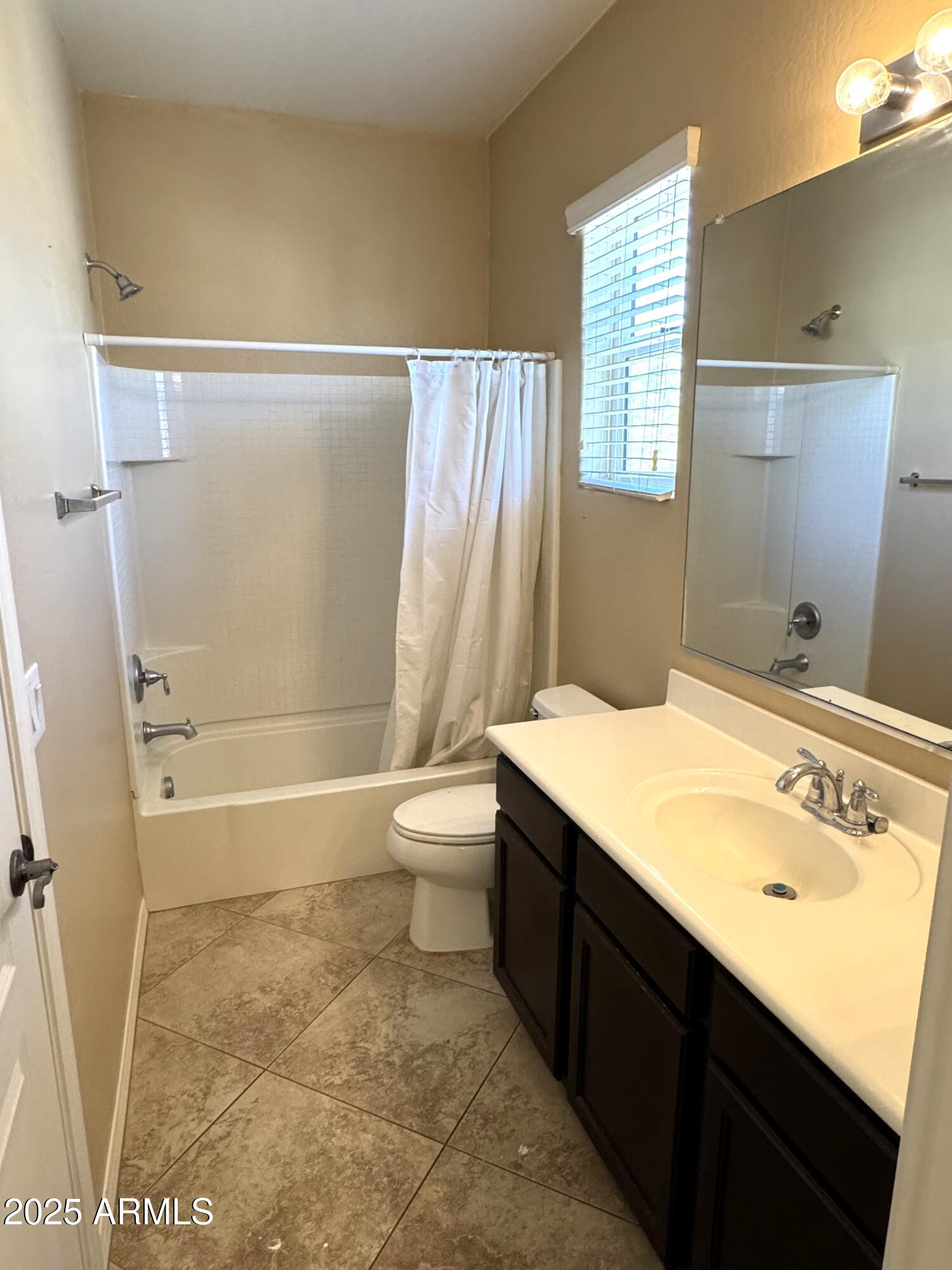 4106 E OAKLAND Street