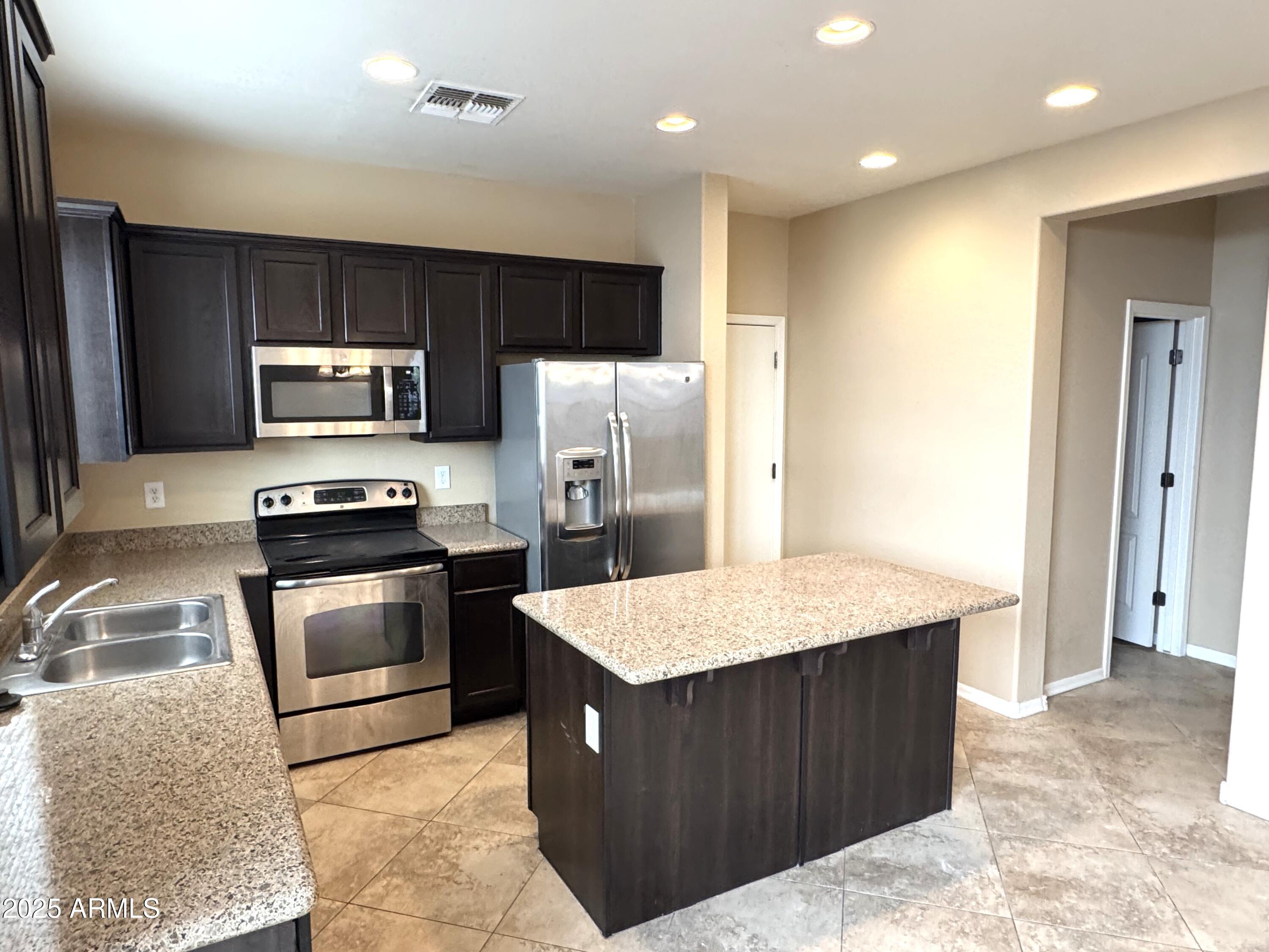 4106 E OAKLAND Street