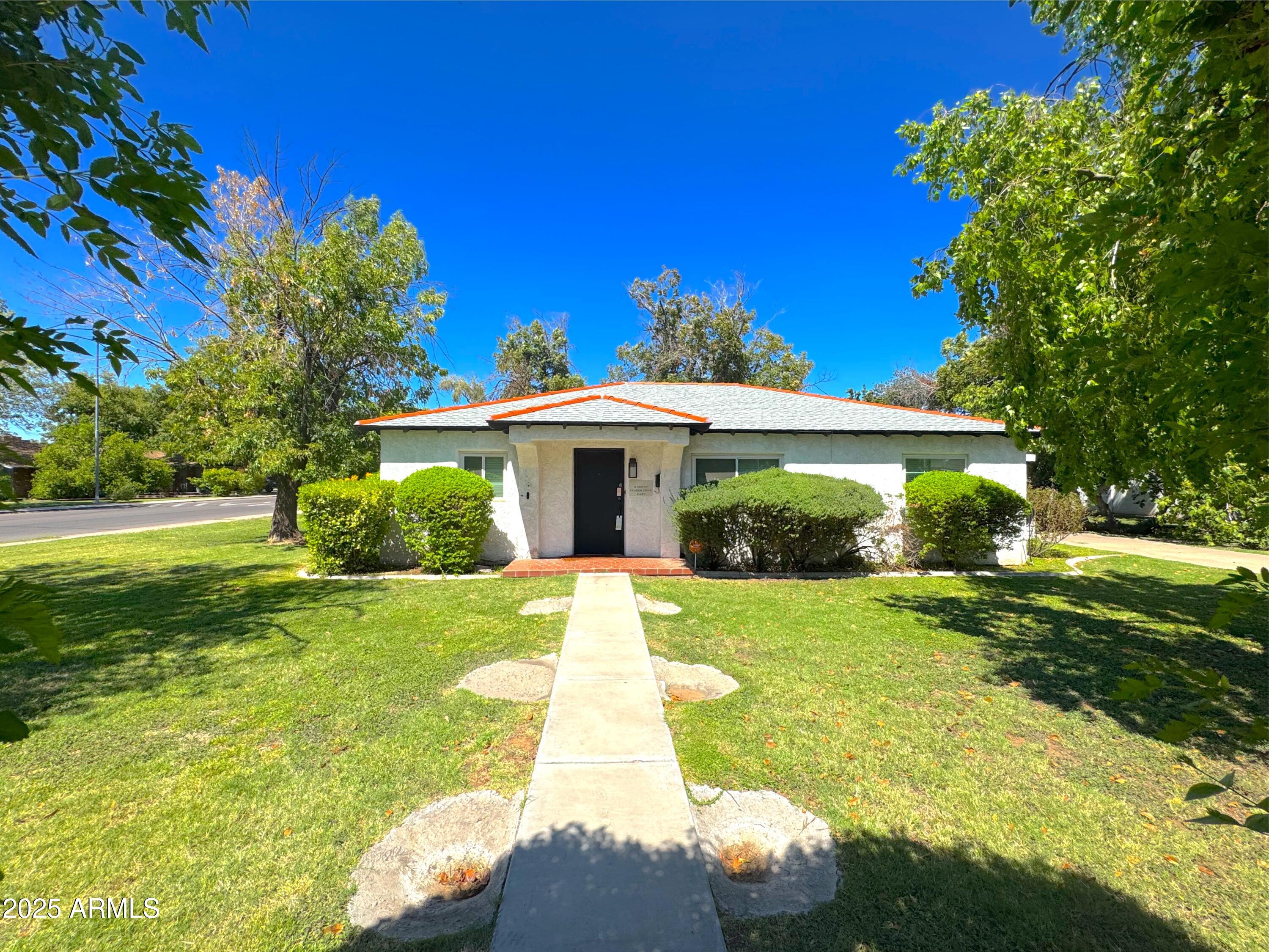 6 N FRASER Drive E