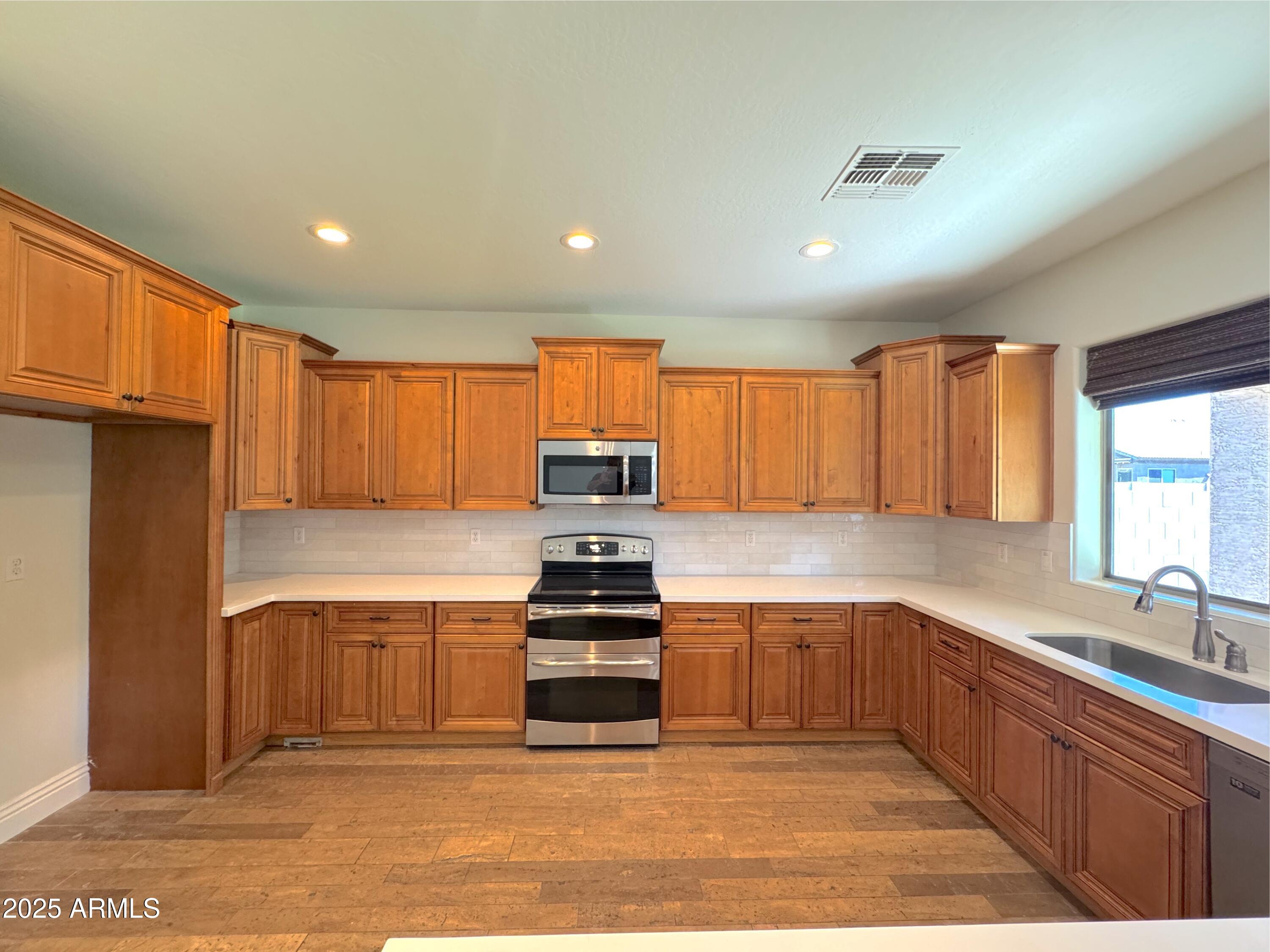 1637 W GREEN TREE Drive