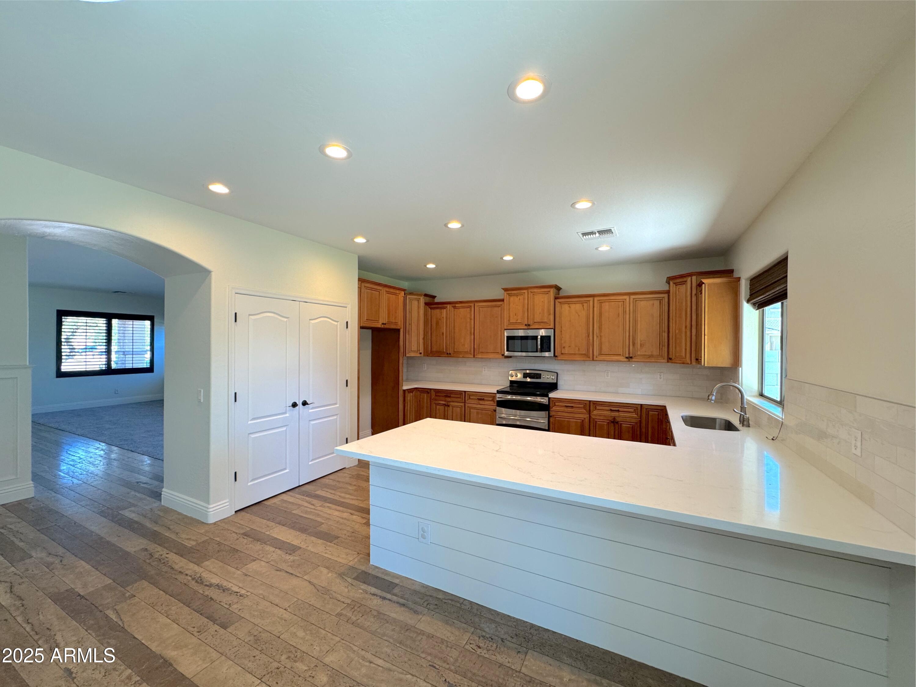 1637 W GREEN TREE Drive