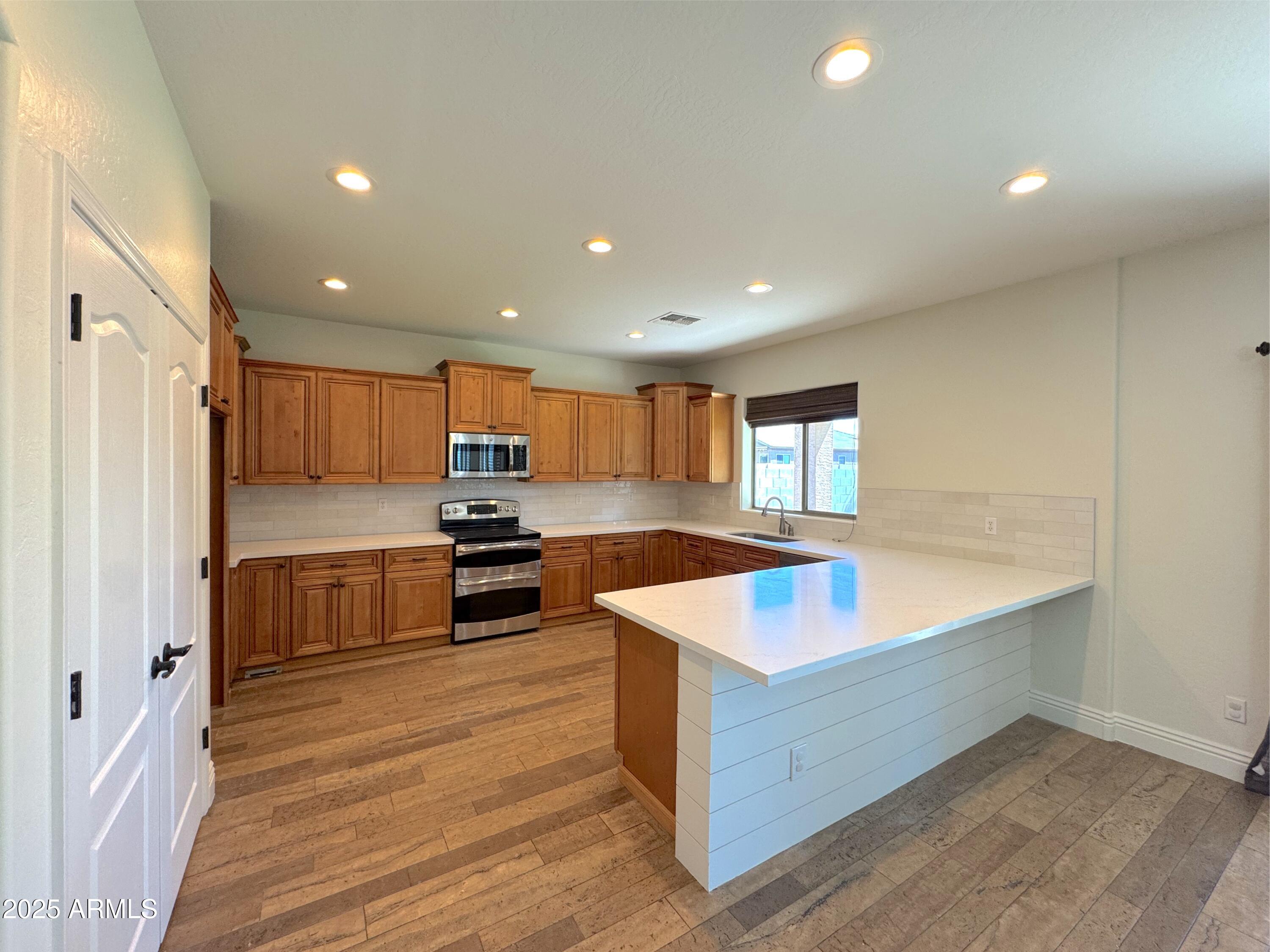 1637 W GREEN TREE Drive