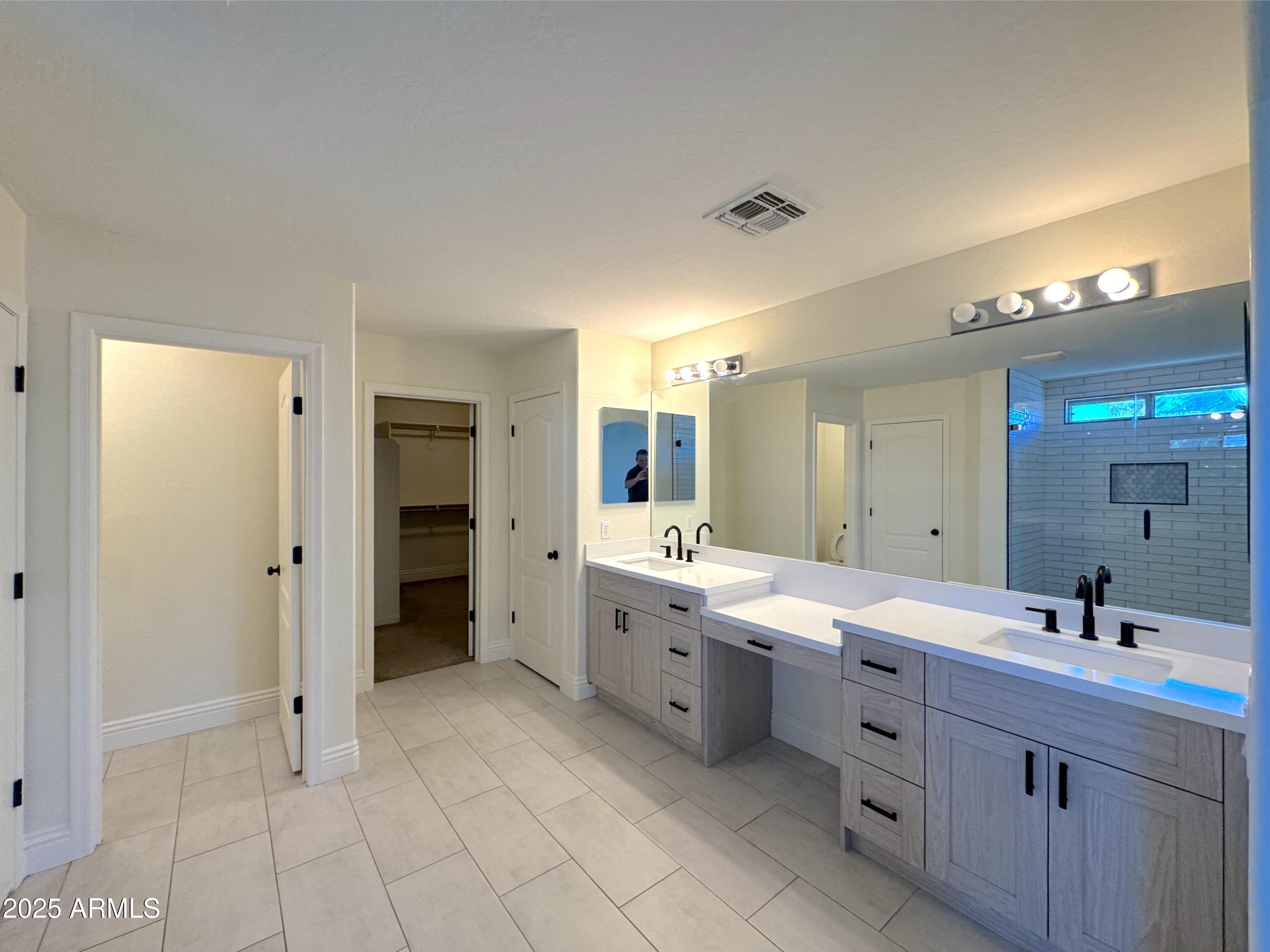 1637 W GREEN TREE Drive