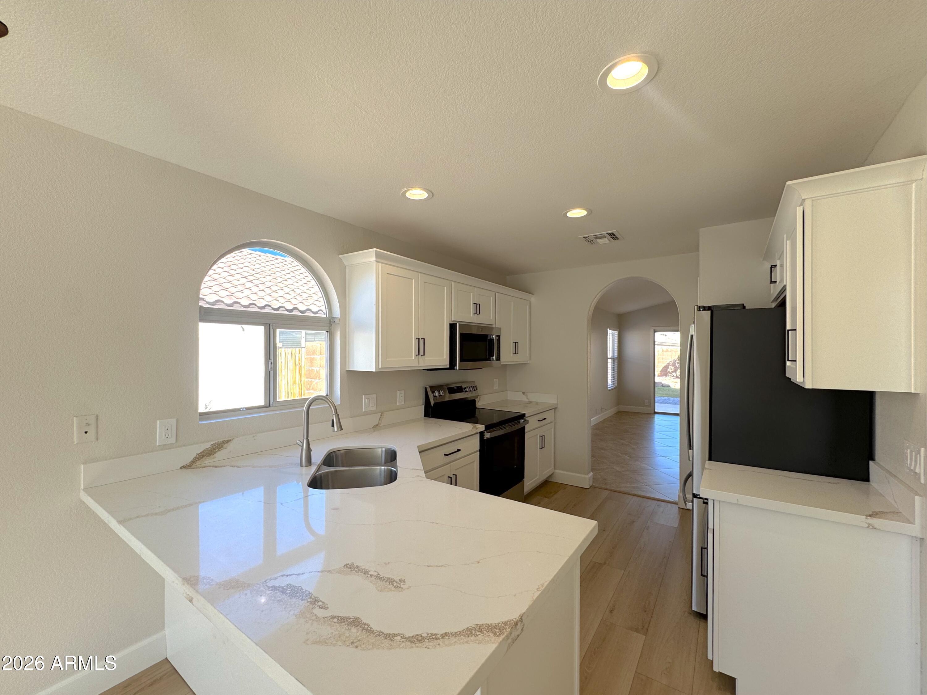 2516 E CAMELLIA Drive