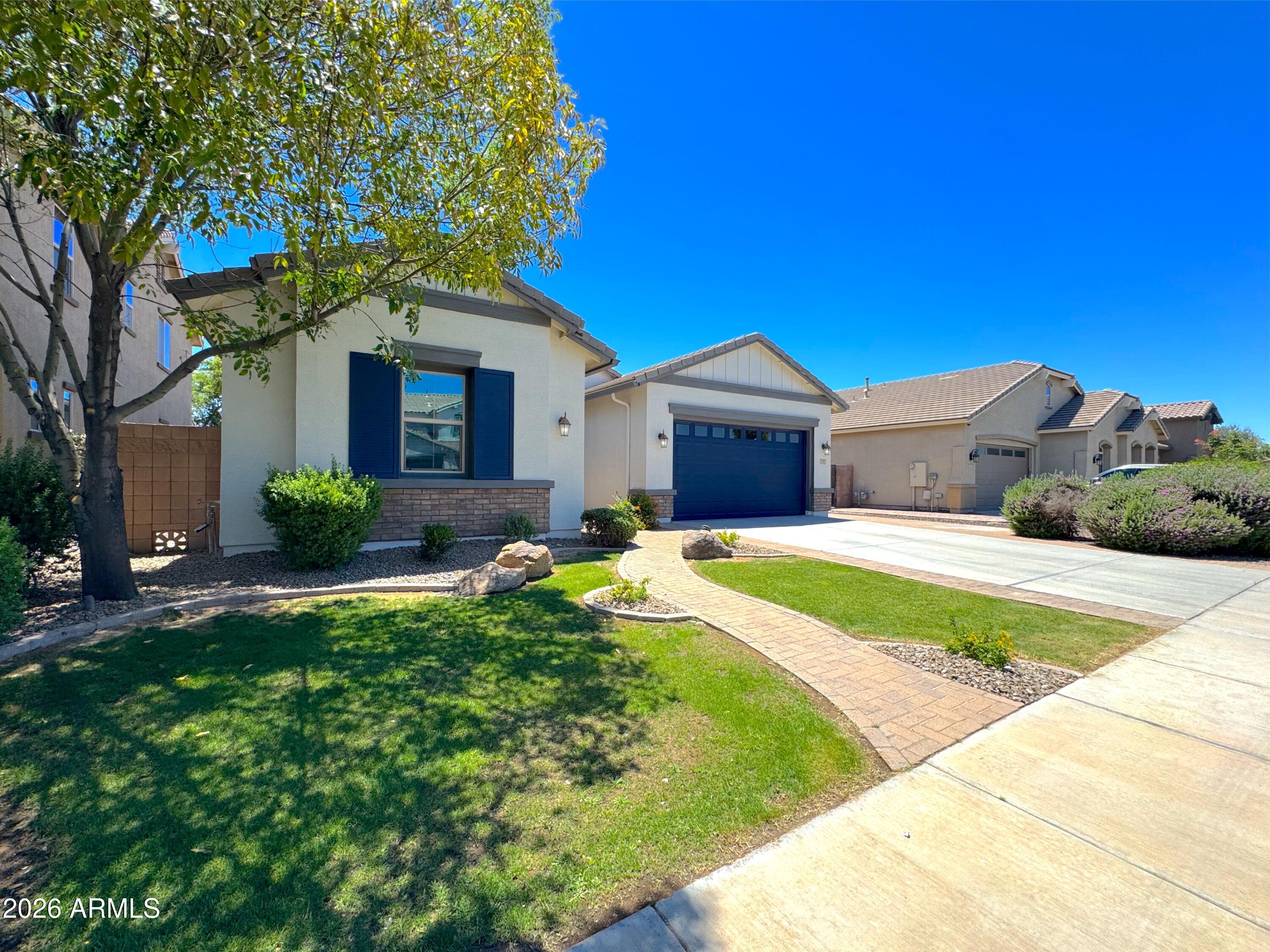 2557 E ORLEANS Drive
