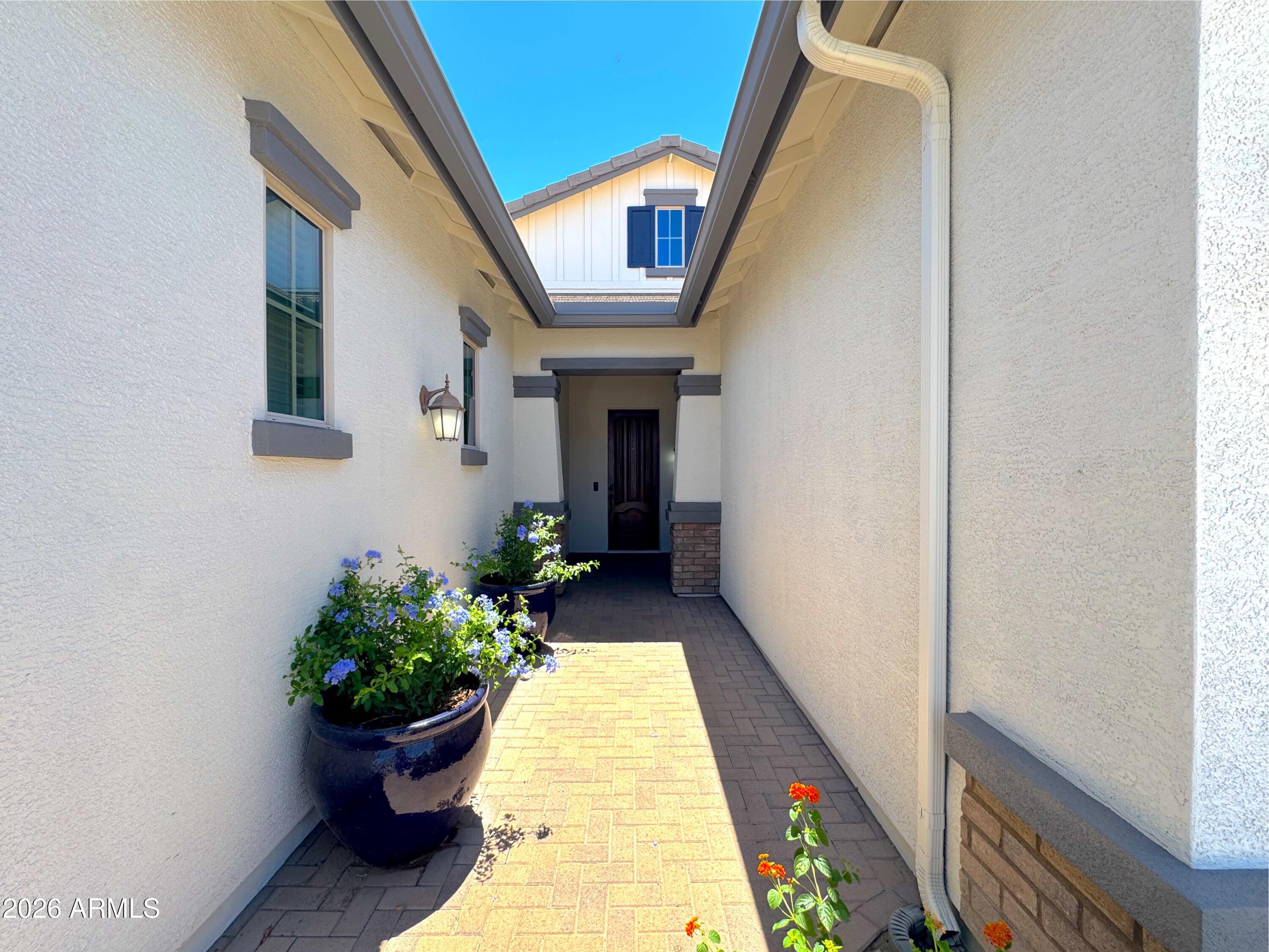 2557 E ORLEANS Drive