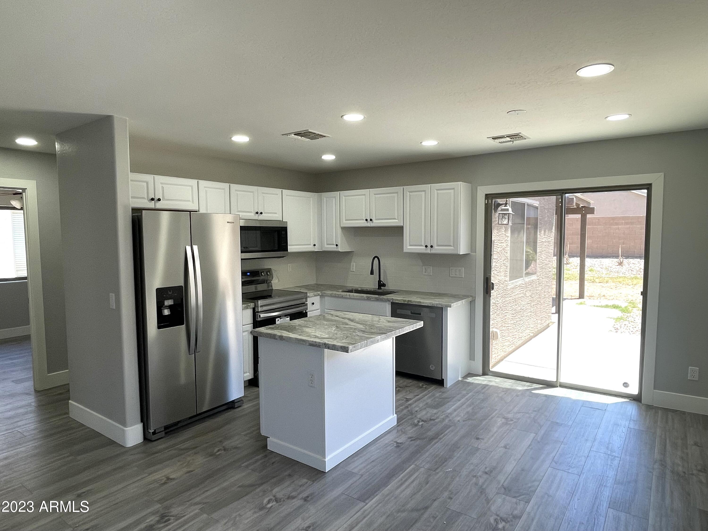 1731 E JEANNE Lane