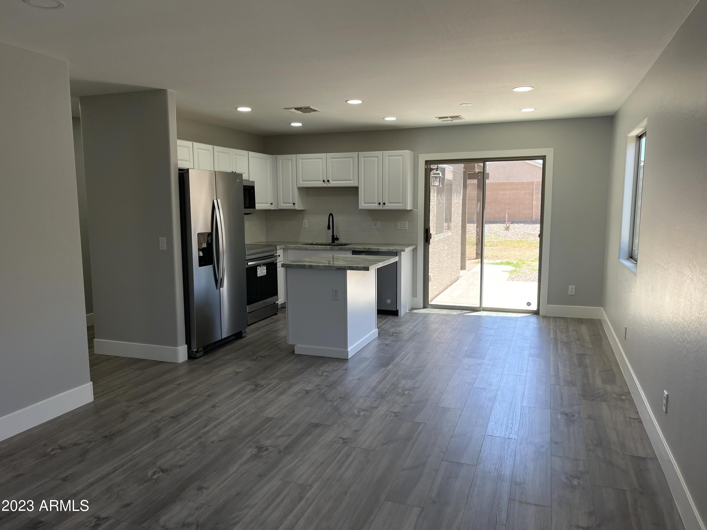 1731 E JEANNE Lane