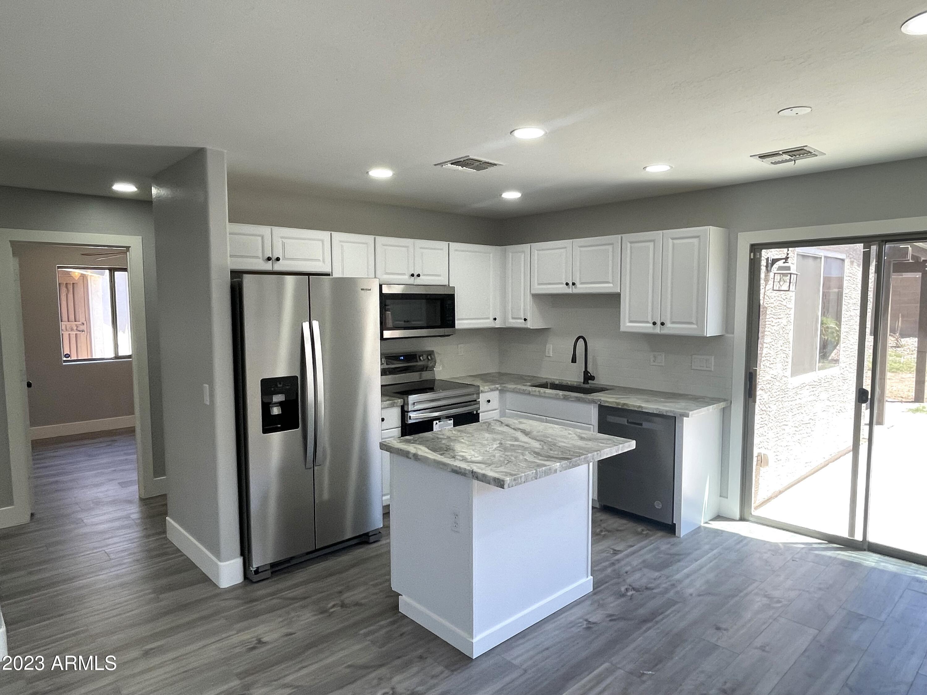 1731 E JEANNE Lane