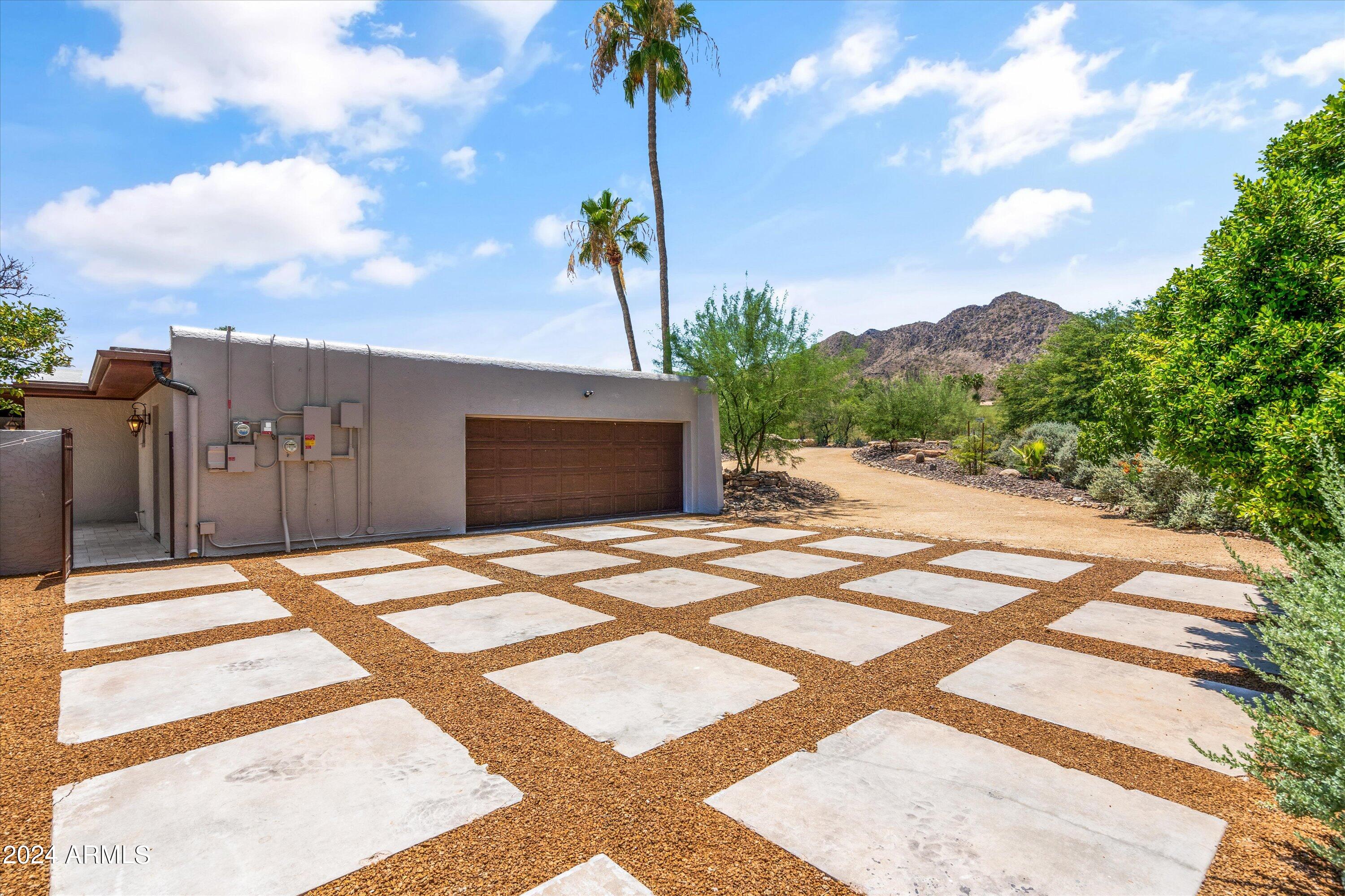 8621 N STARLING Lane