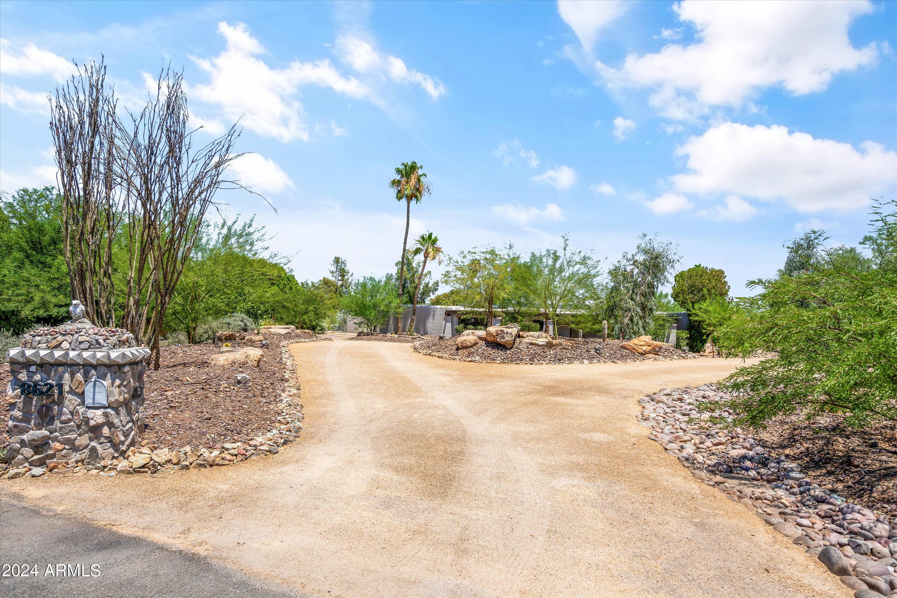 8621 N STARLING Lane