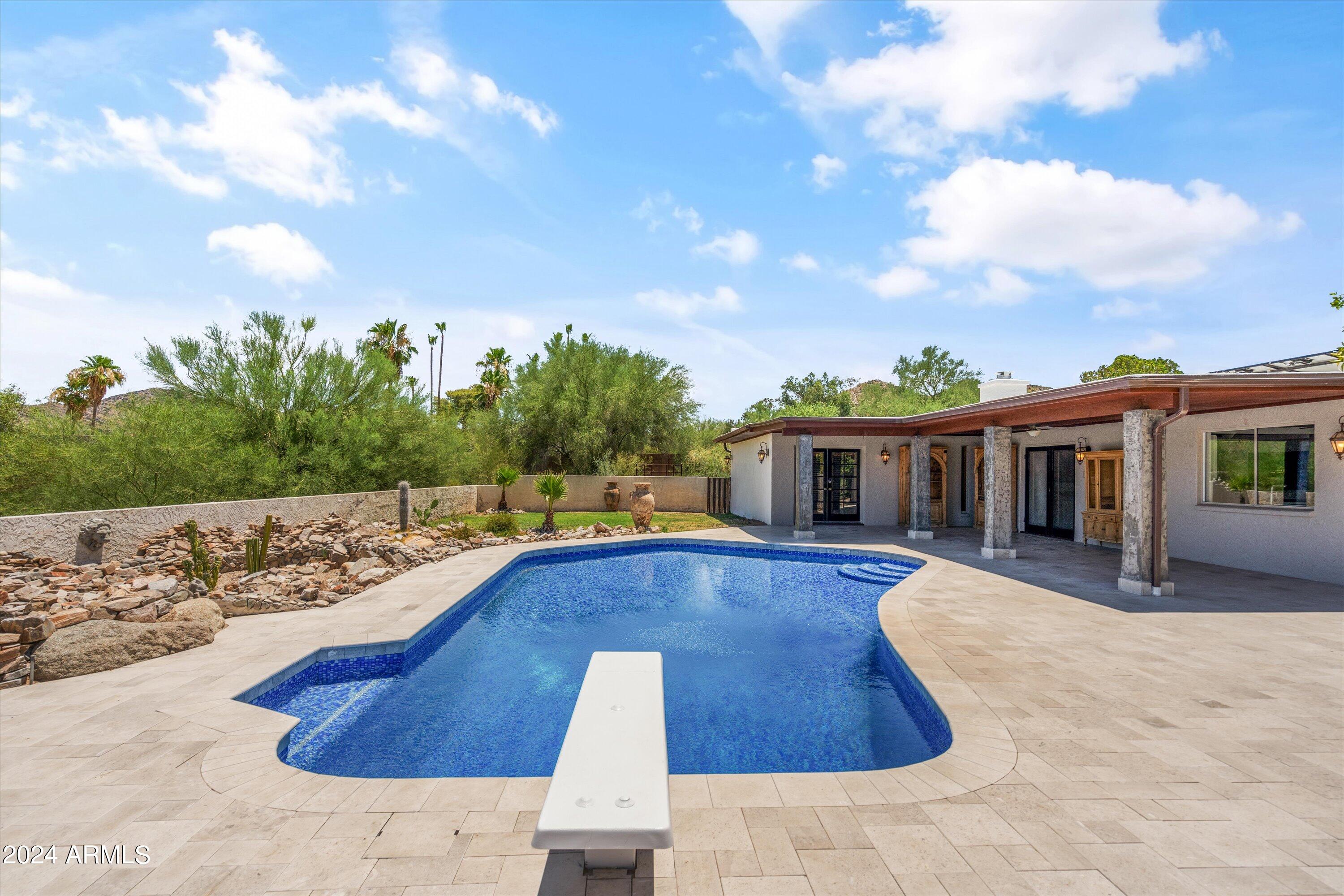 8621 N STARLING Lane