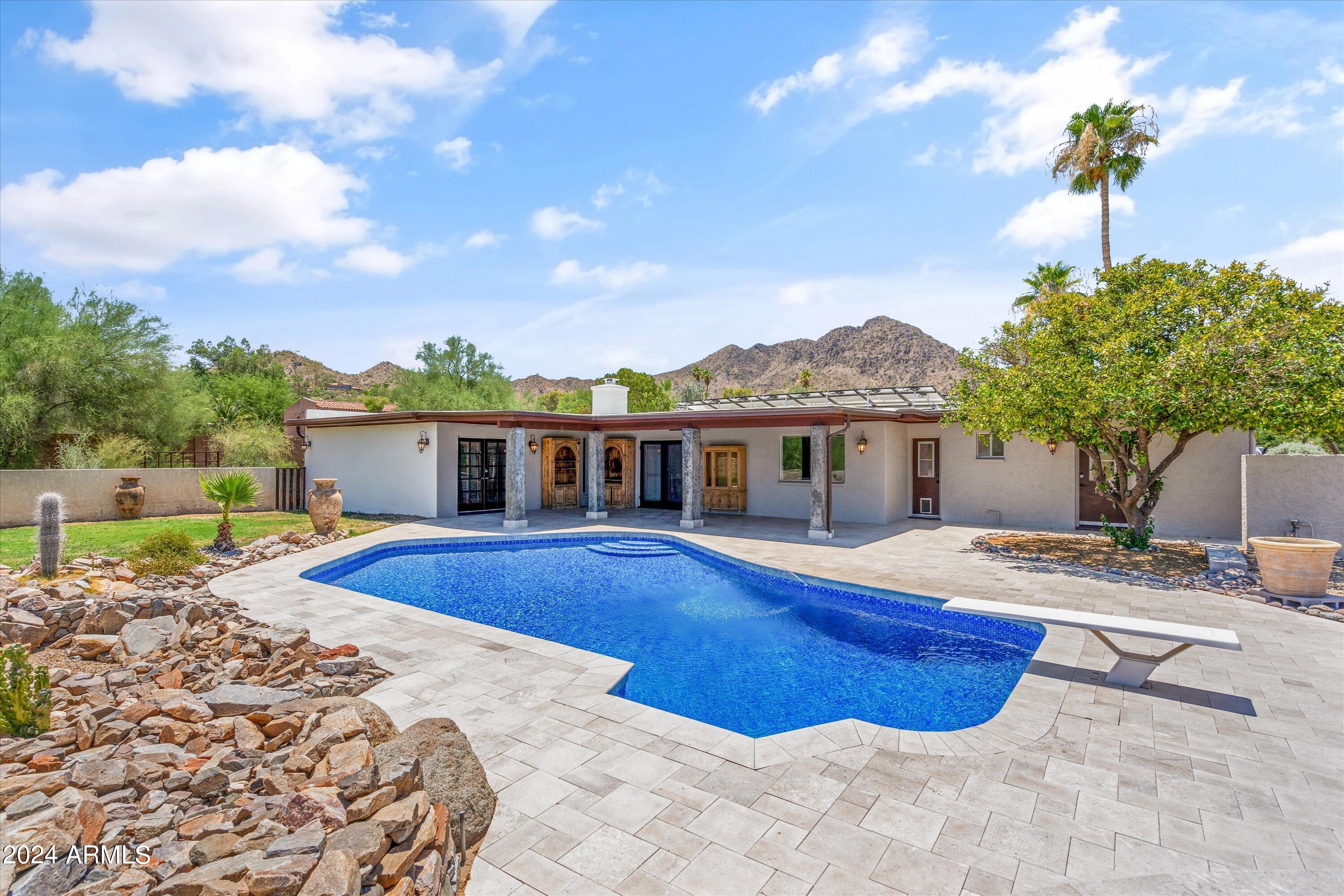 8621 N STARLING Lane