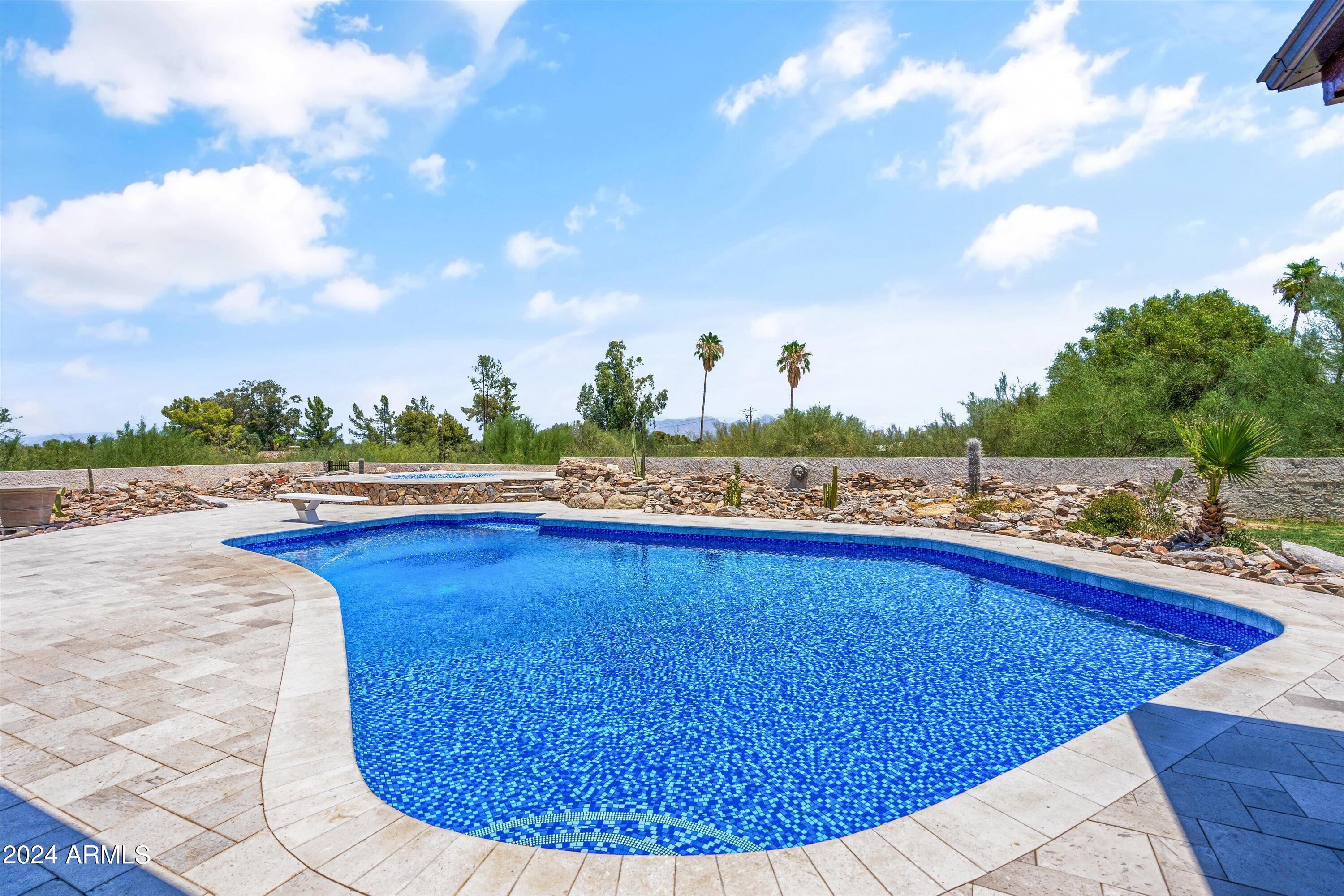8621 N STARLING Lane
