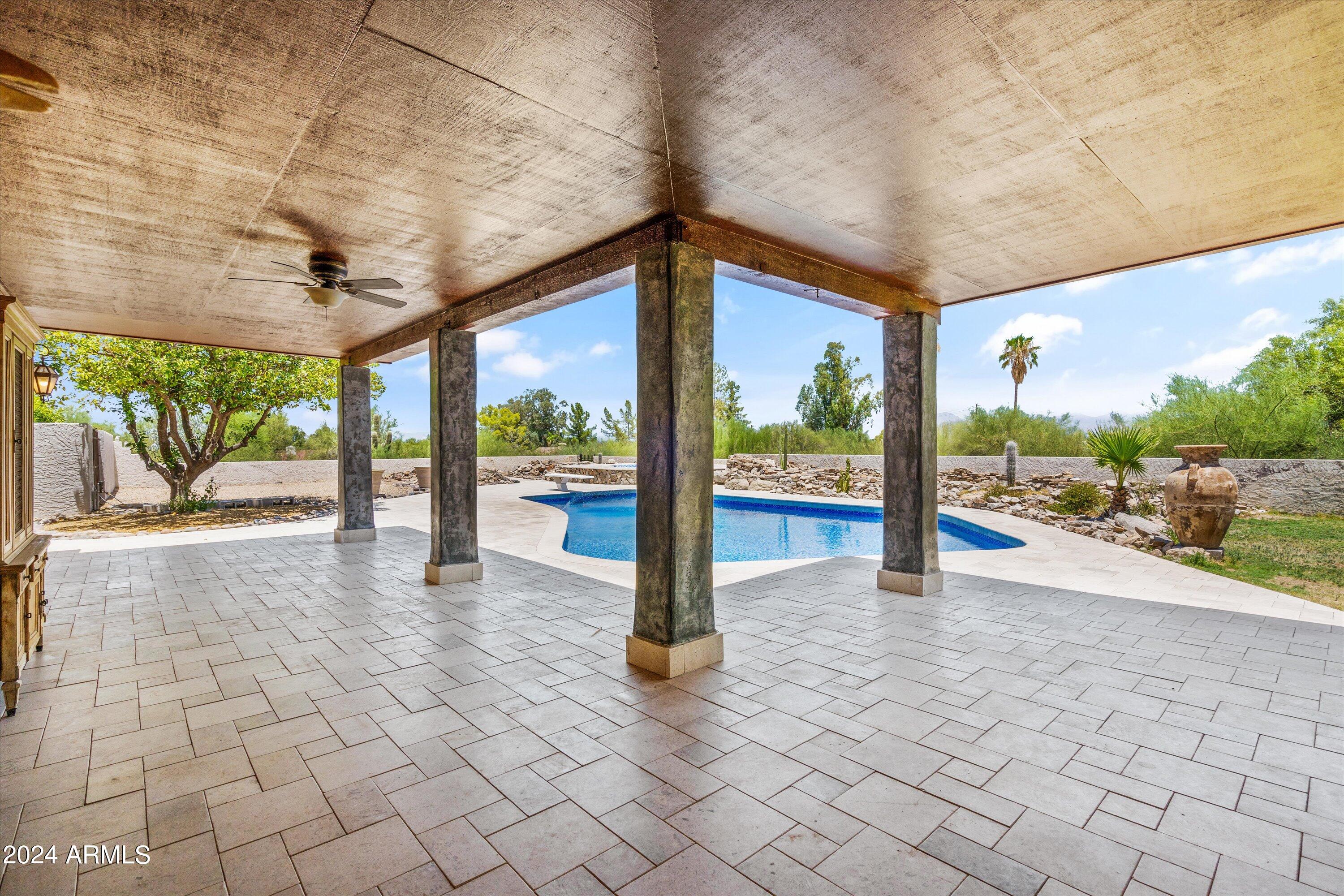 8621 N STARLING Lane
