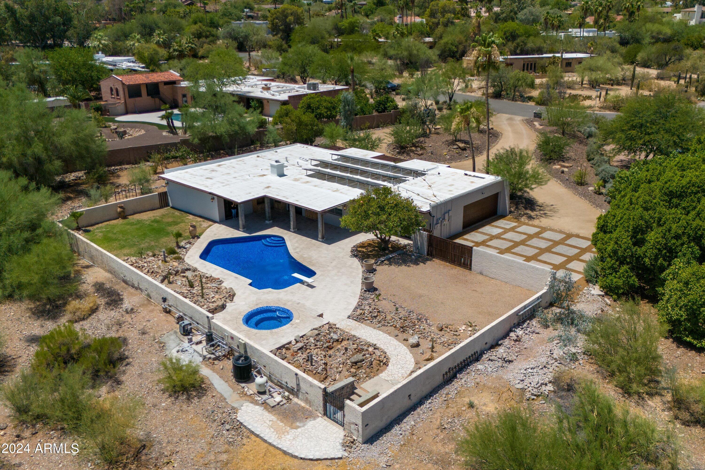 8621 N STARLING Lane