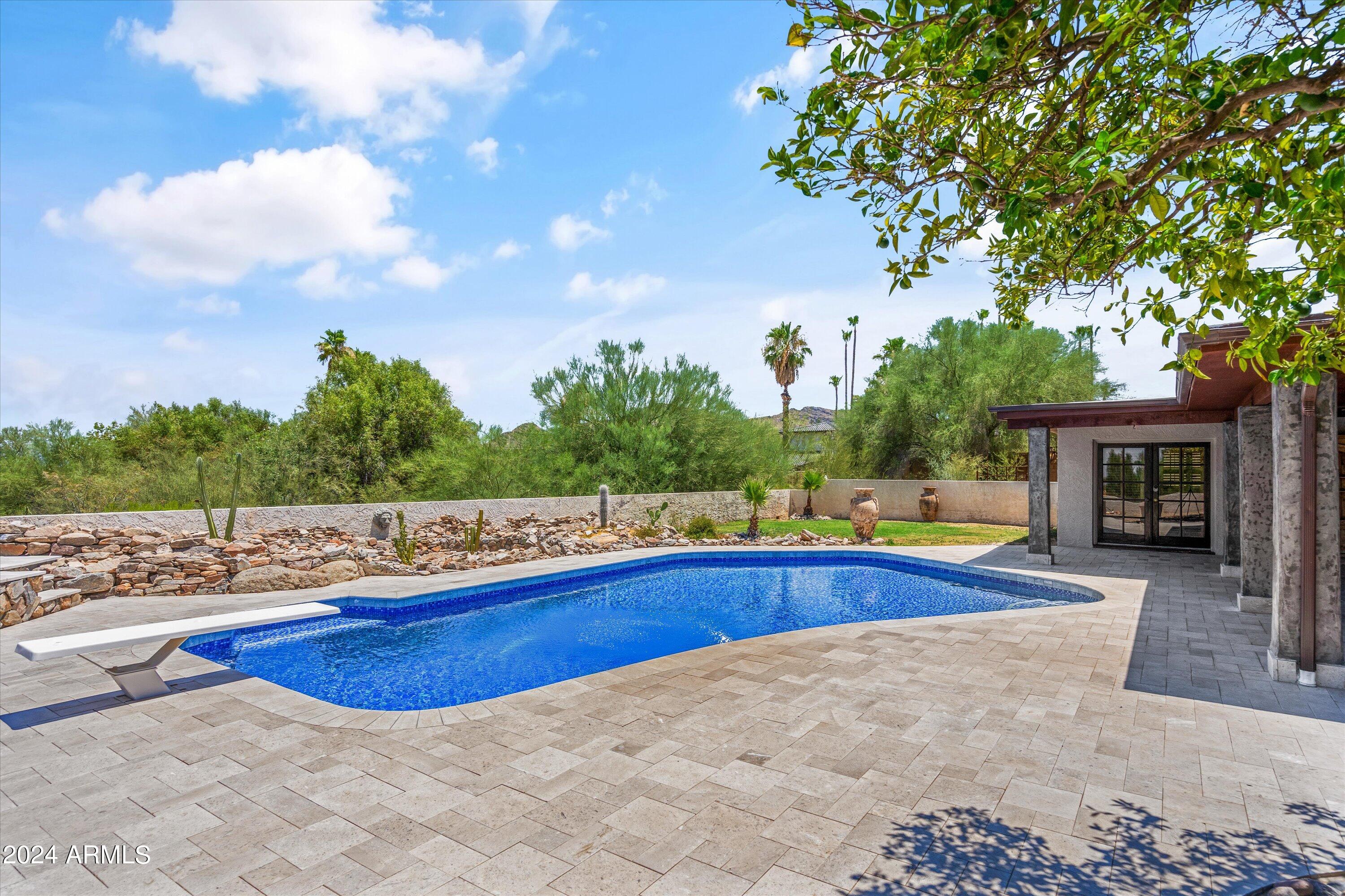 8621 N STARLING Lane