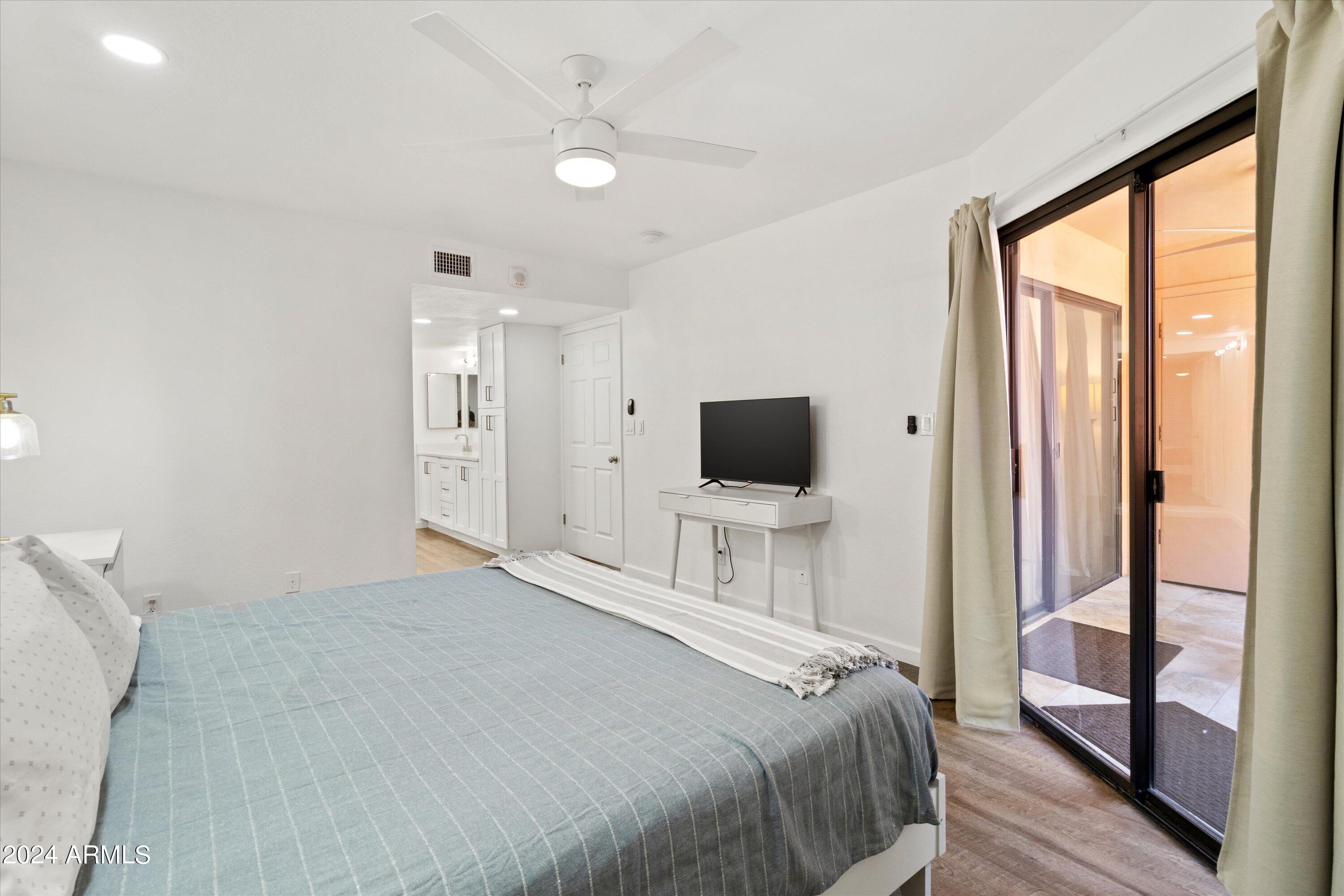 12212 N Paradise Vlg Parkway S, 212