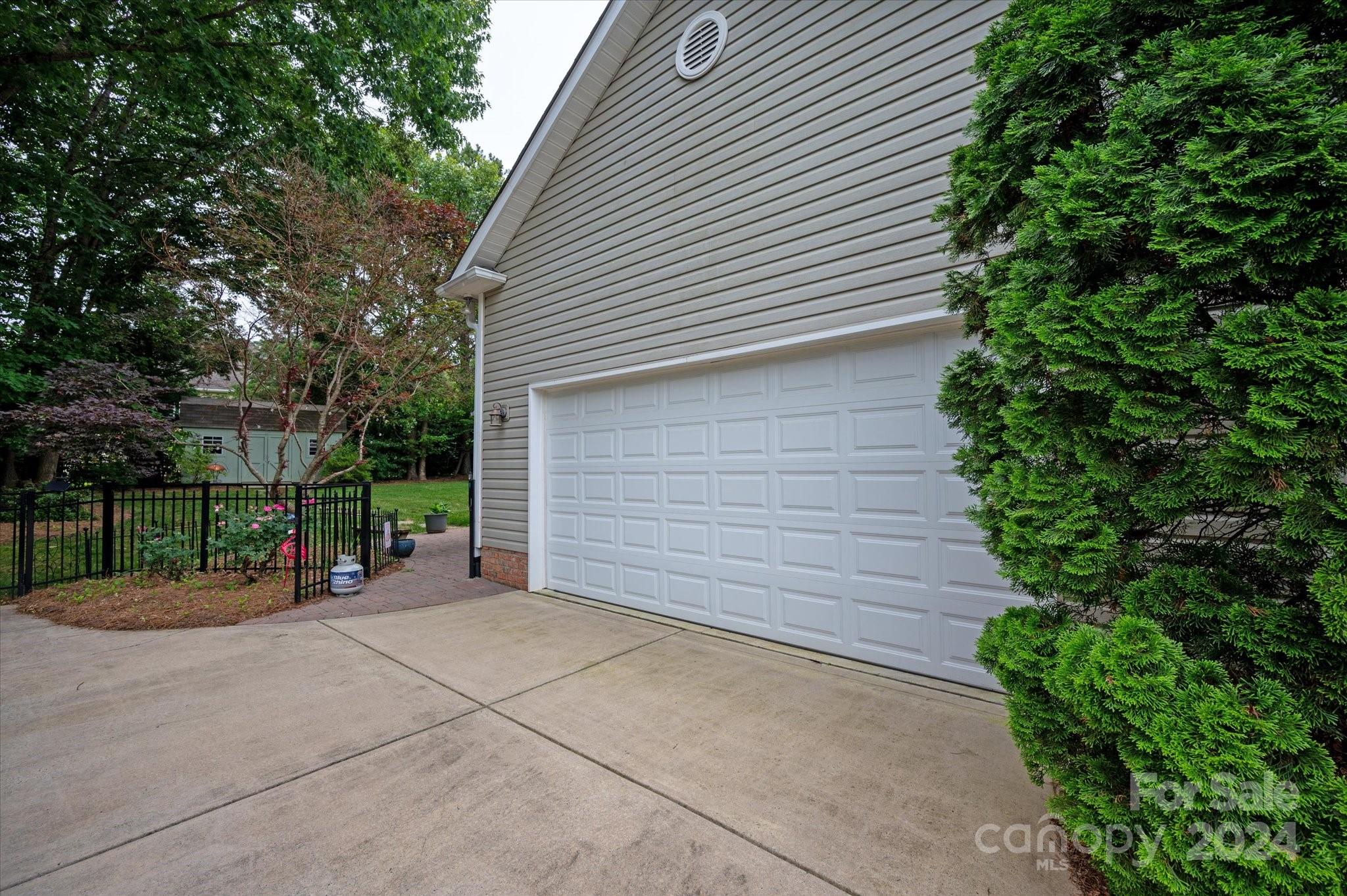 1025 Easthampton Lane