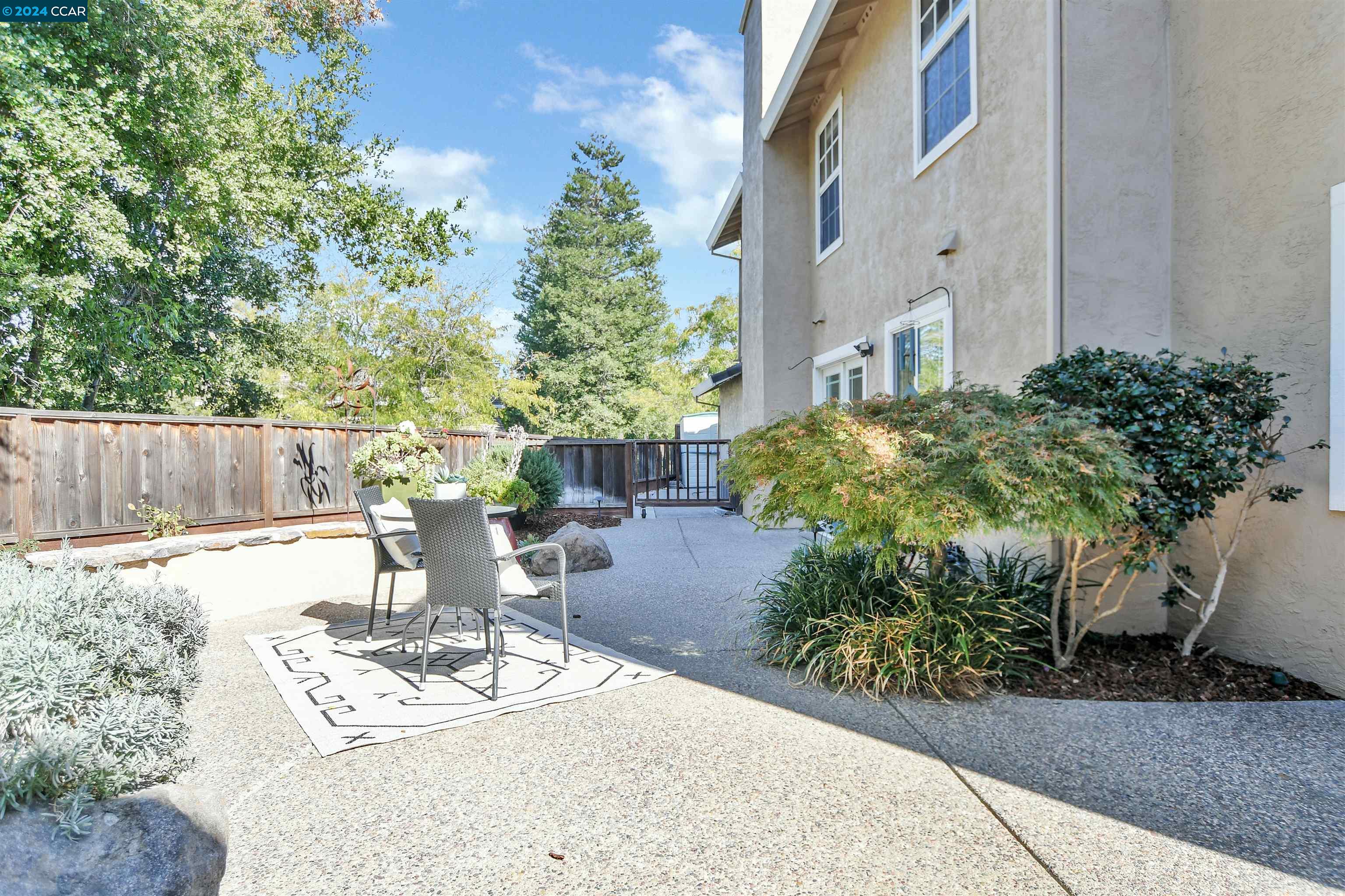 1053 Oakleaf Ct