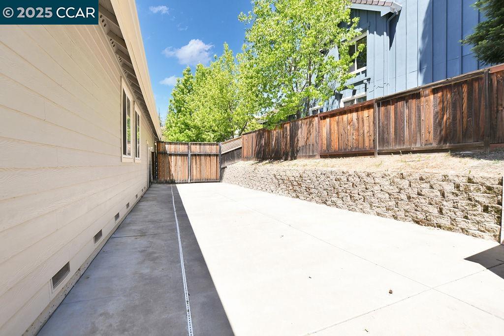 7016 Molluk Way