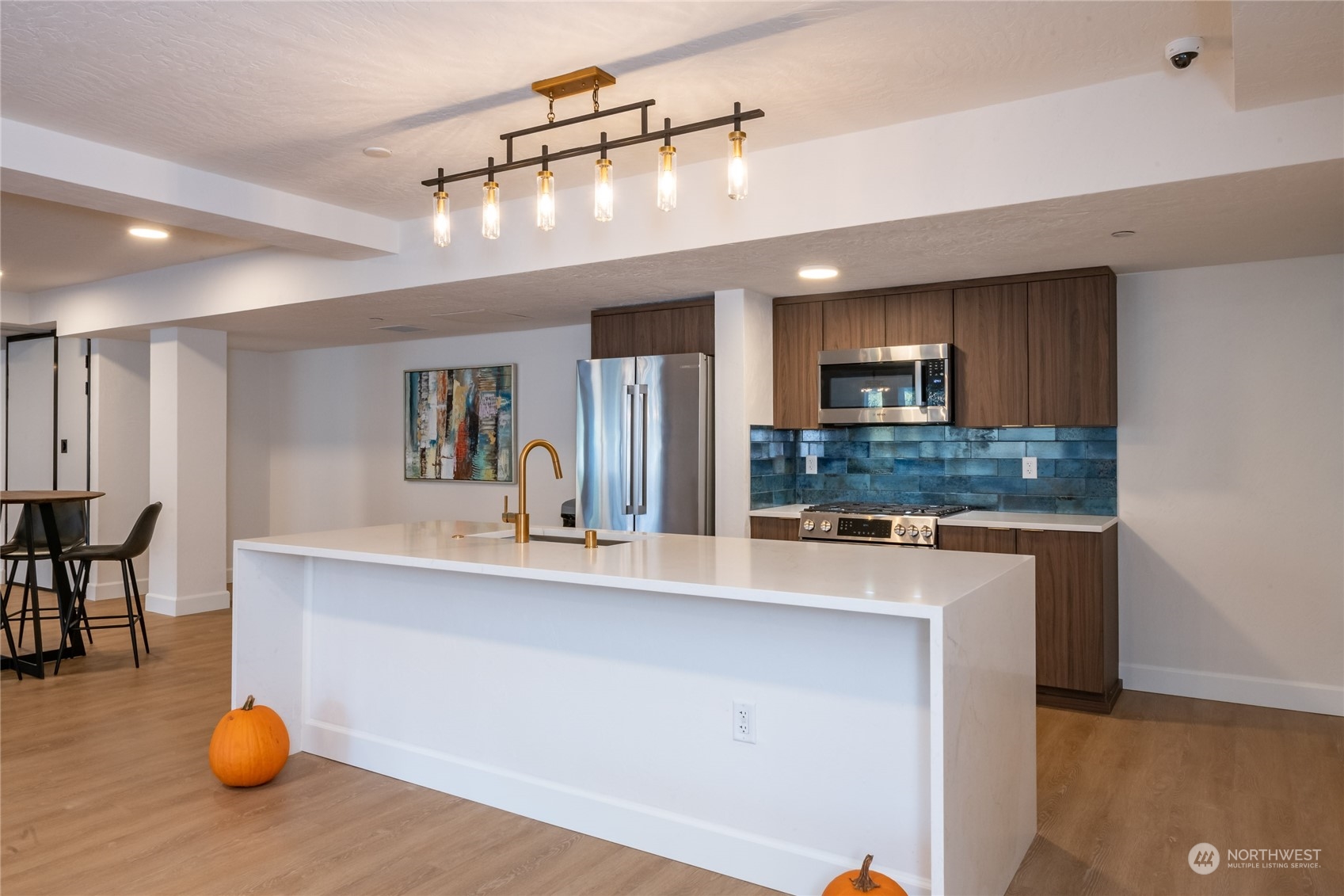 4907 Main Street Unit: 827