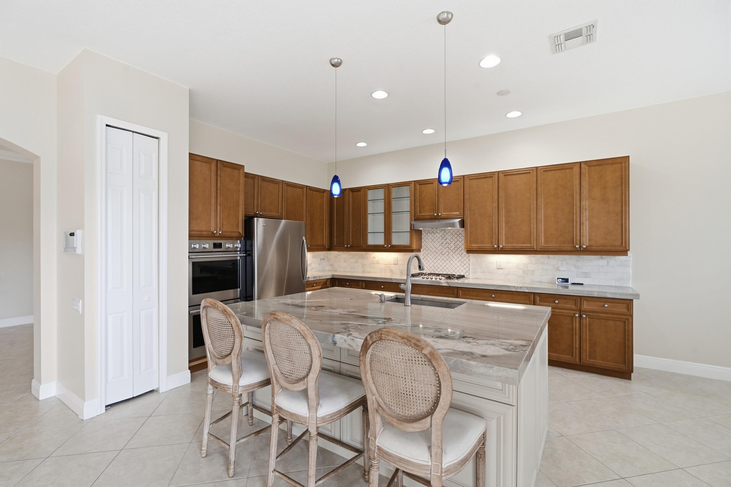 116 NW Summerville Court
