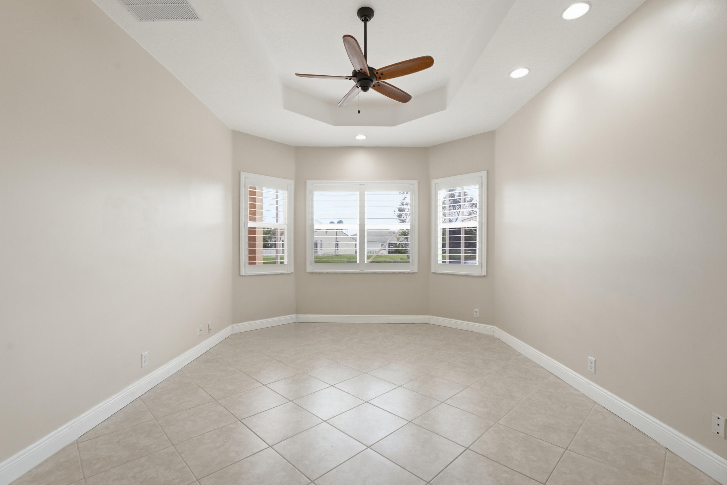 116 NW Summerville Court