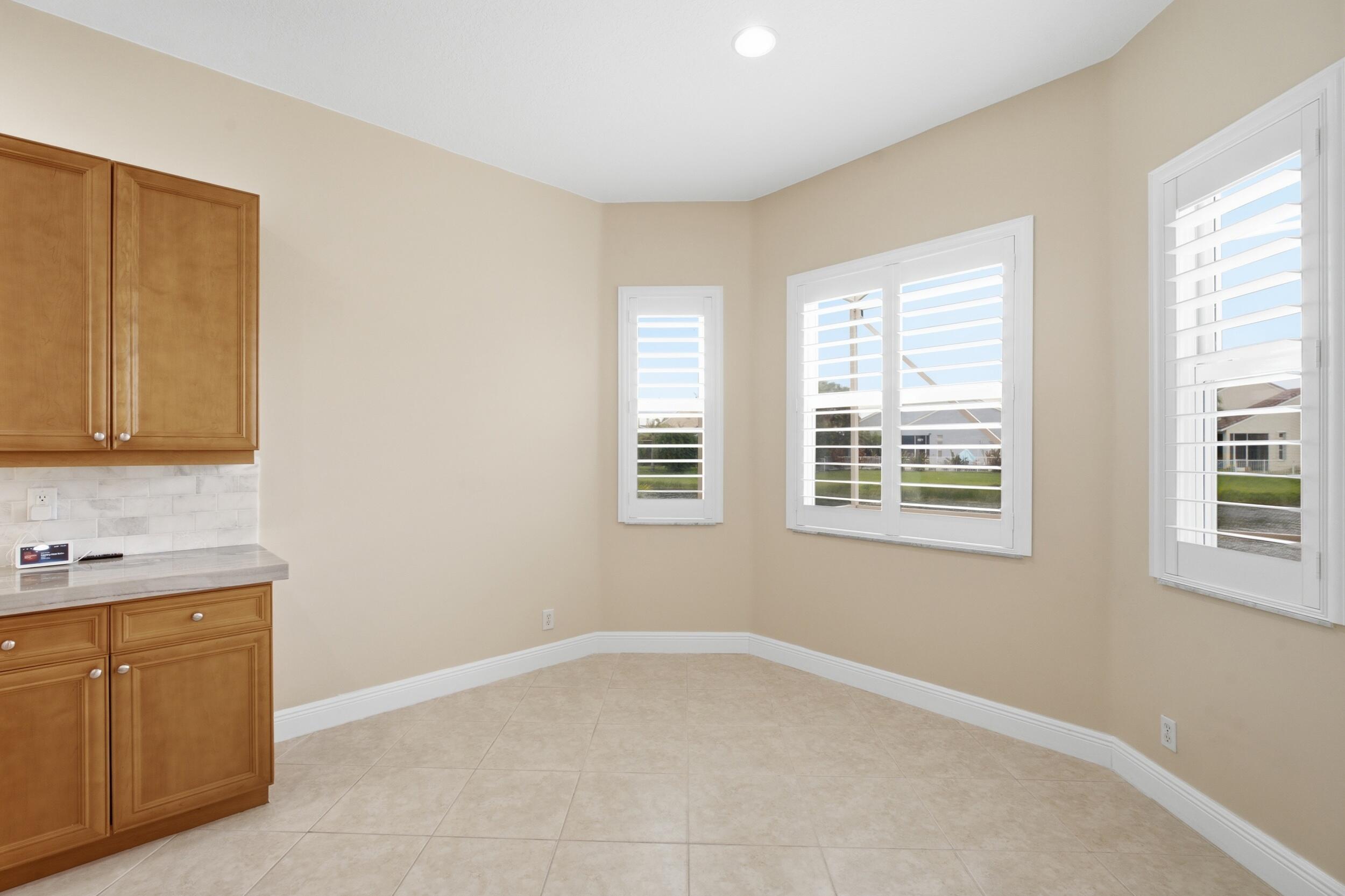 116 NW Summerville Court