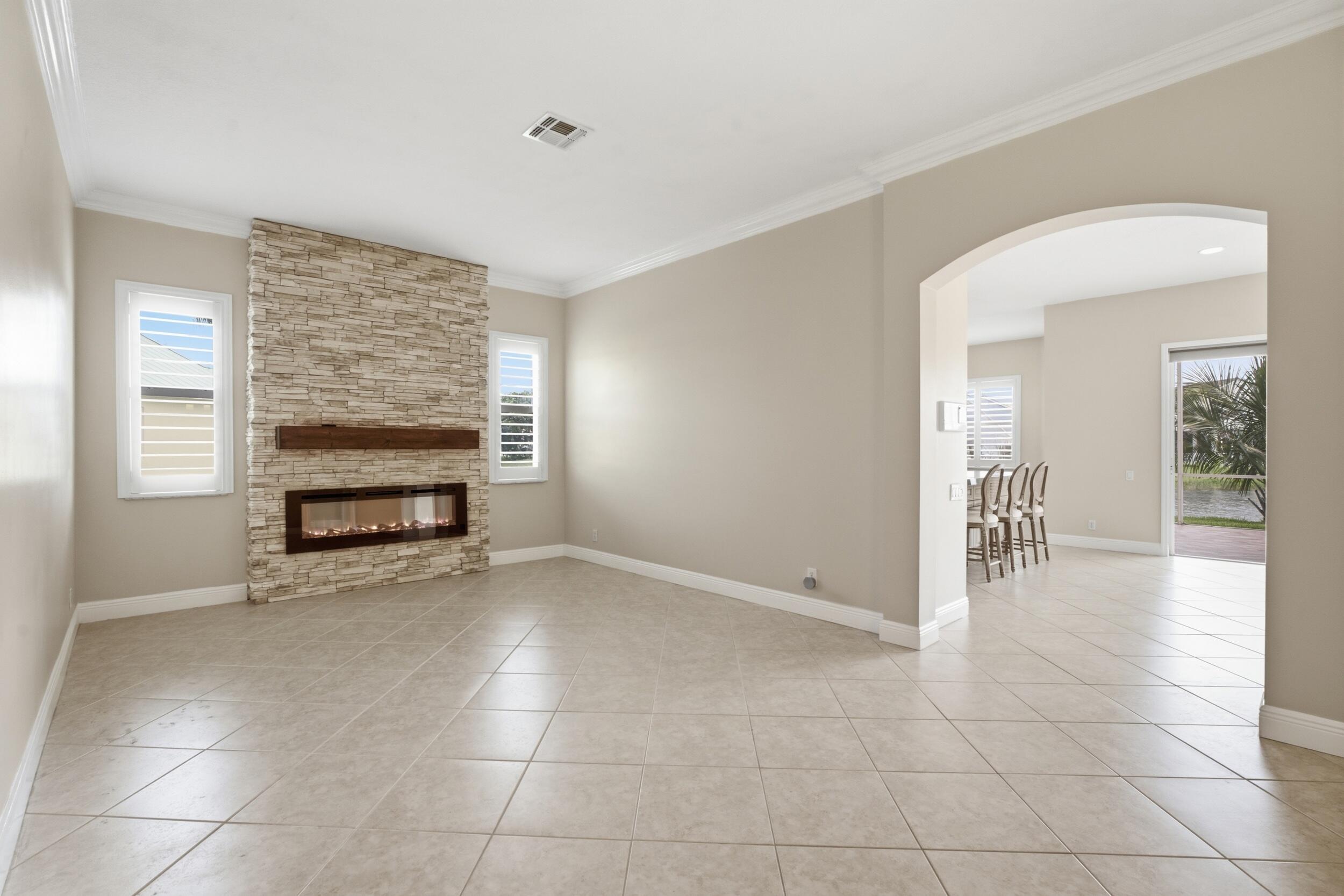 116 NW Summerville Court