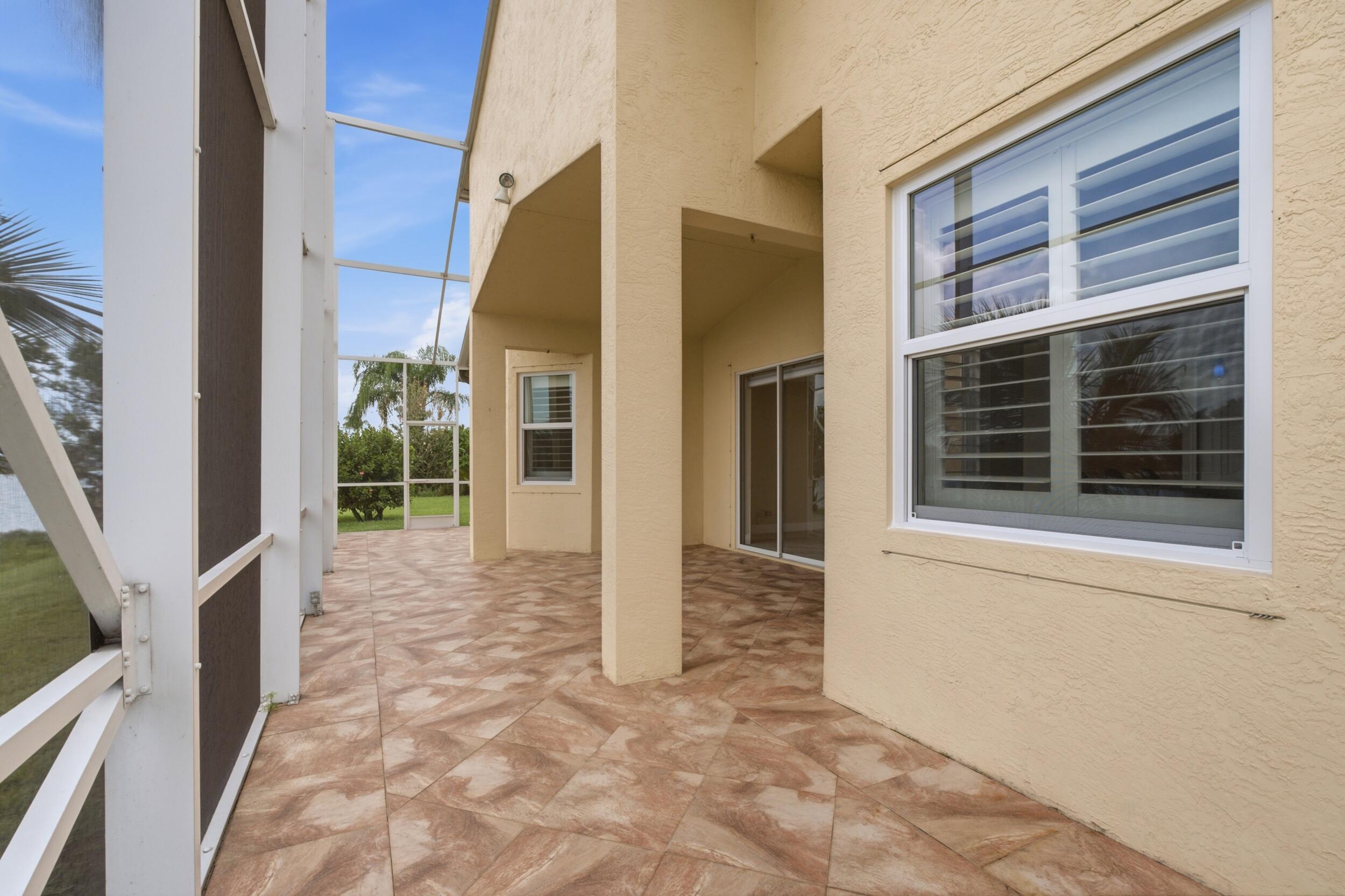 116 NW Summerville Court
