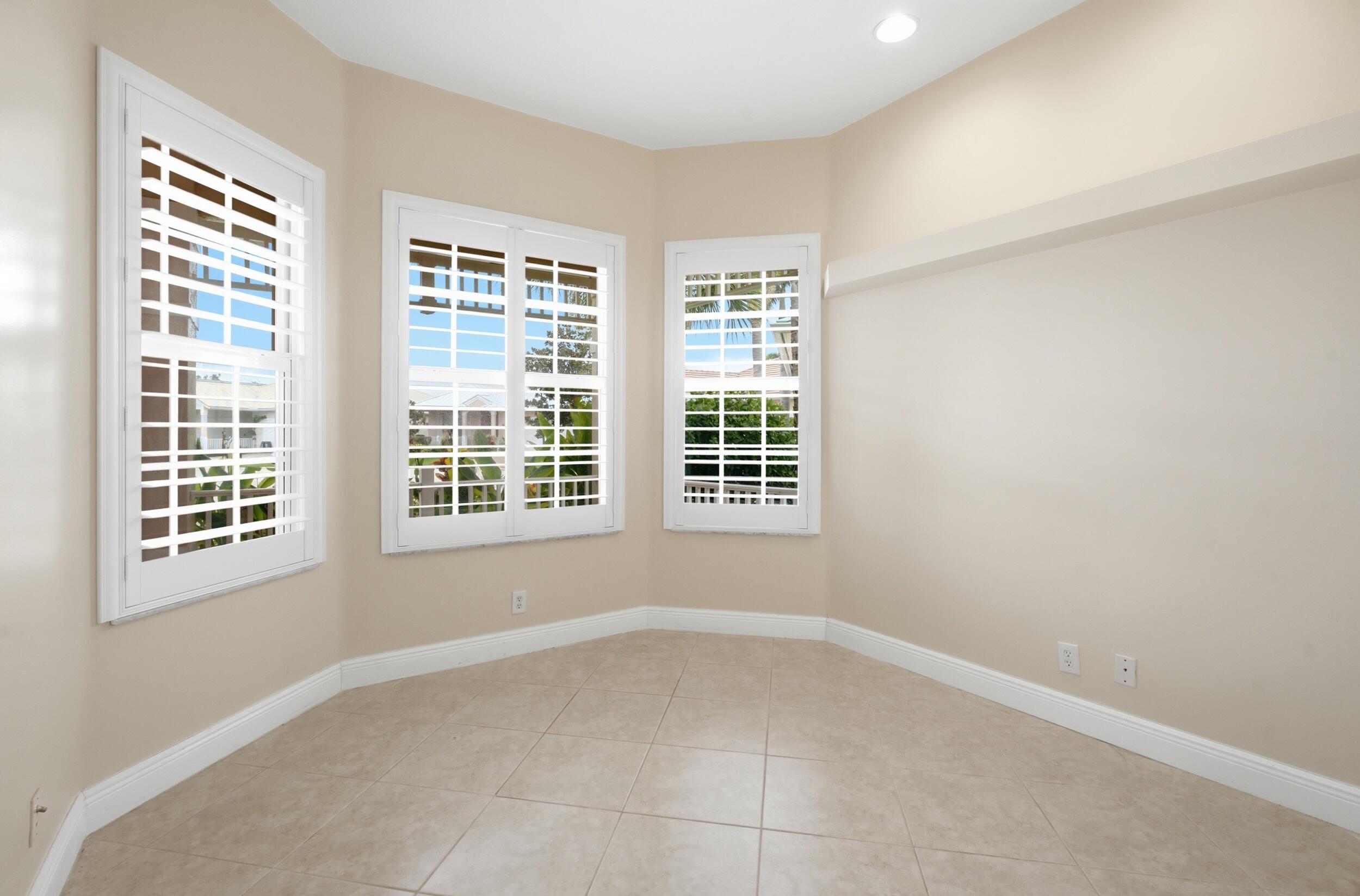 116 NW Summerville Court