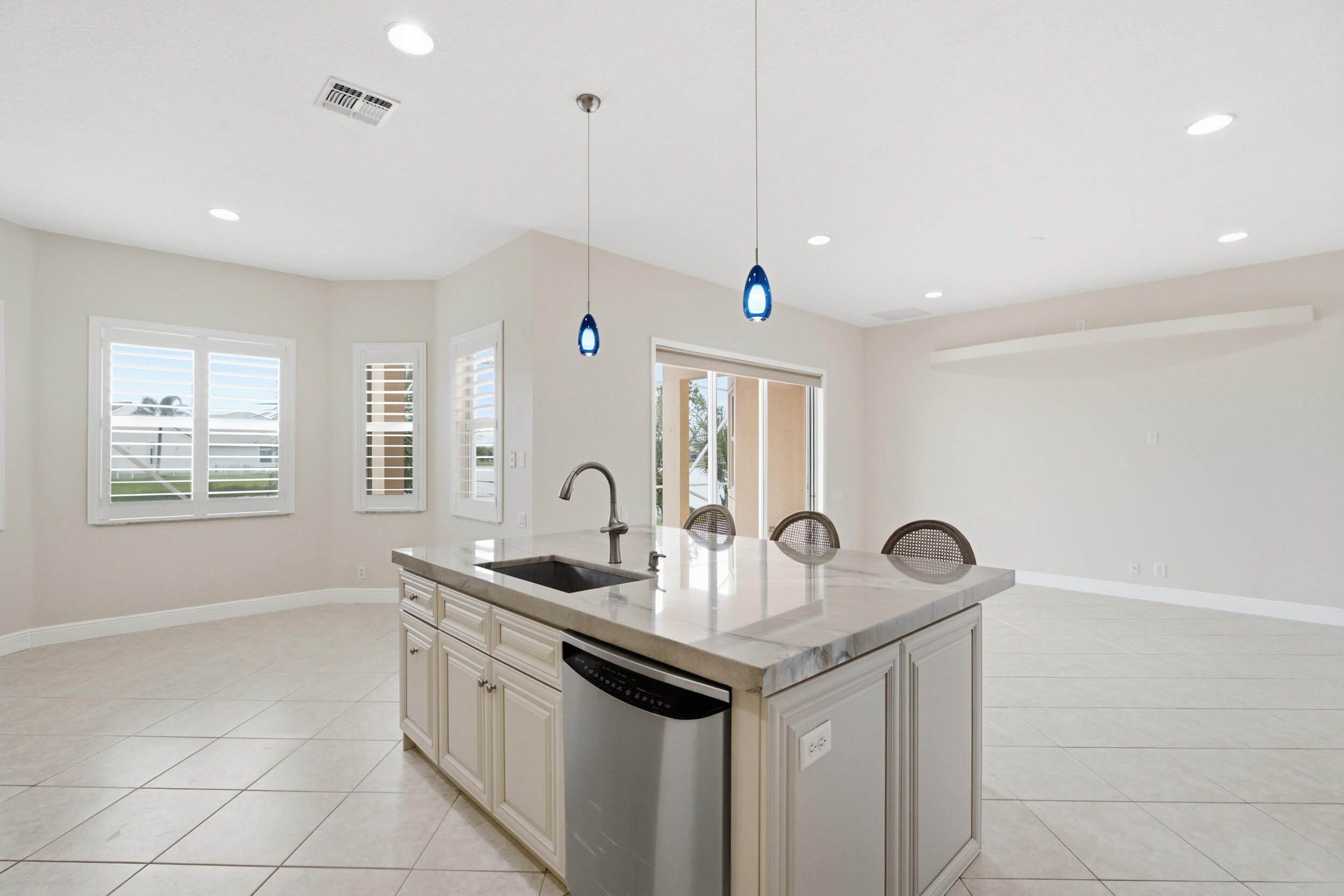 116 NW Summerville Court