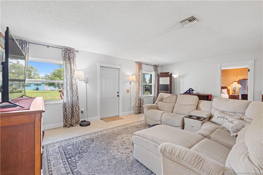 952 SW 37th Terrace