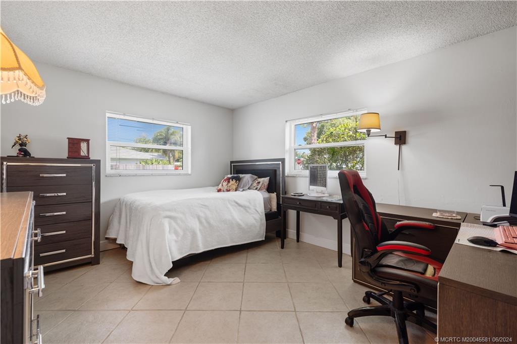 952 SW 37th Terrace