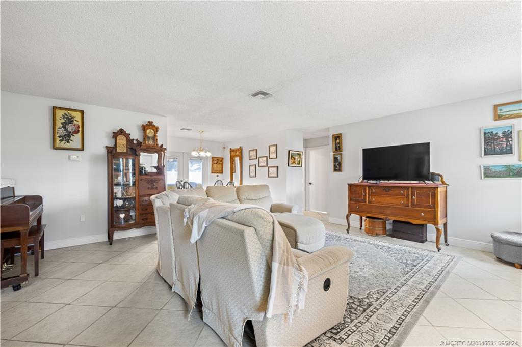 952 SW 37th Terrace