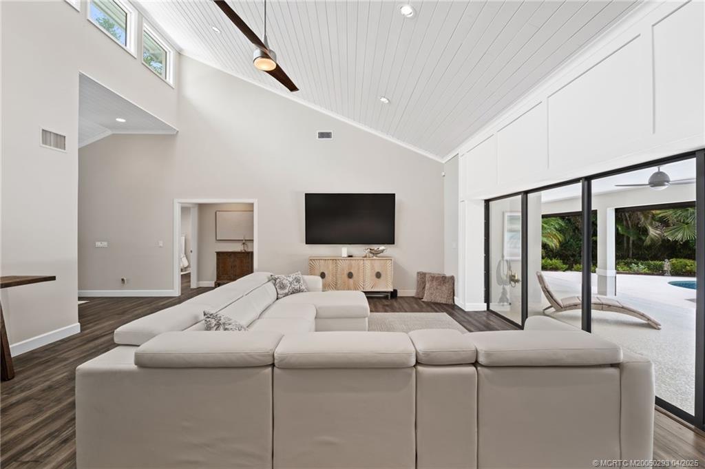 121 Hillcrest Drive
