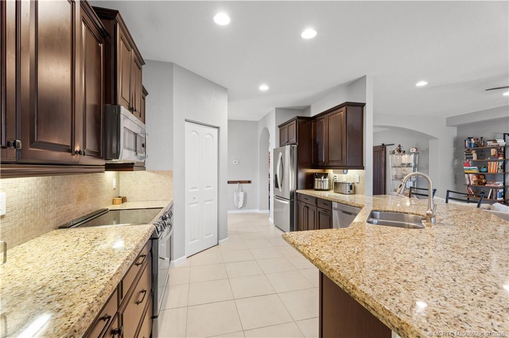 445 NW Sunflower Place