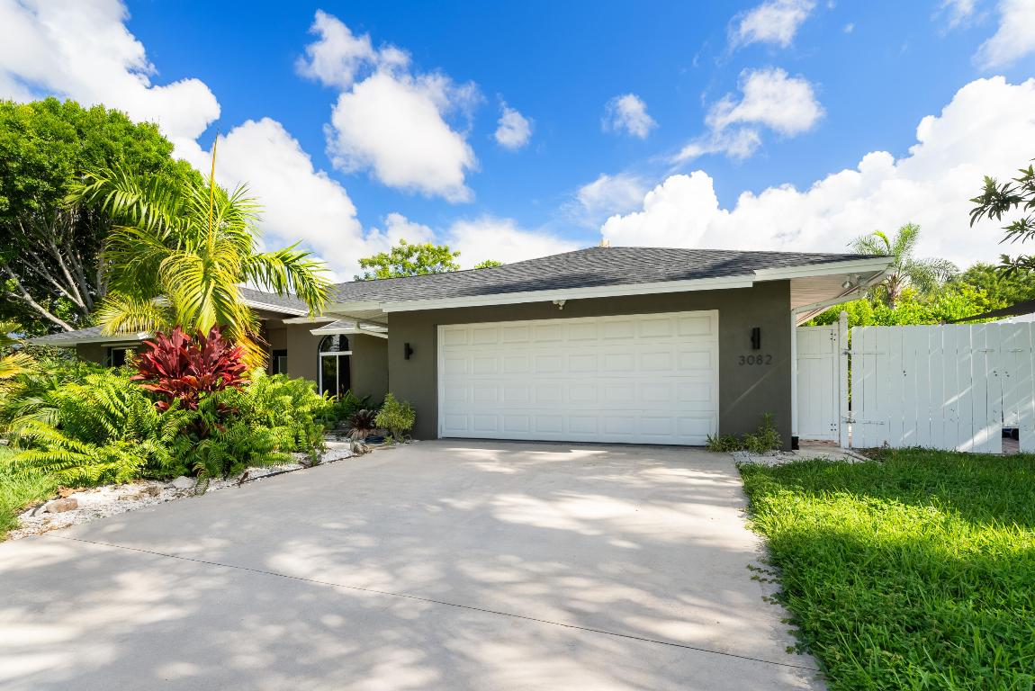 3082 NE Ivy Lane