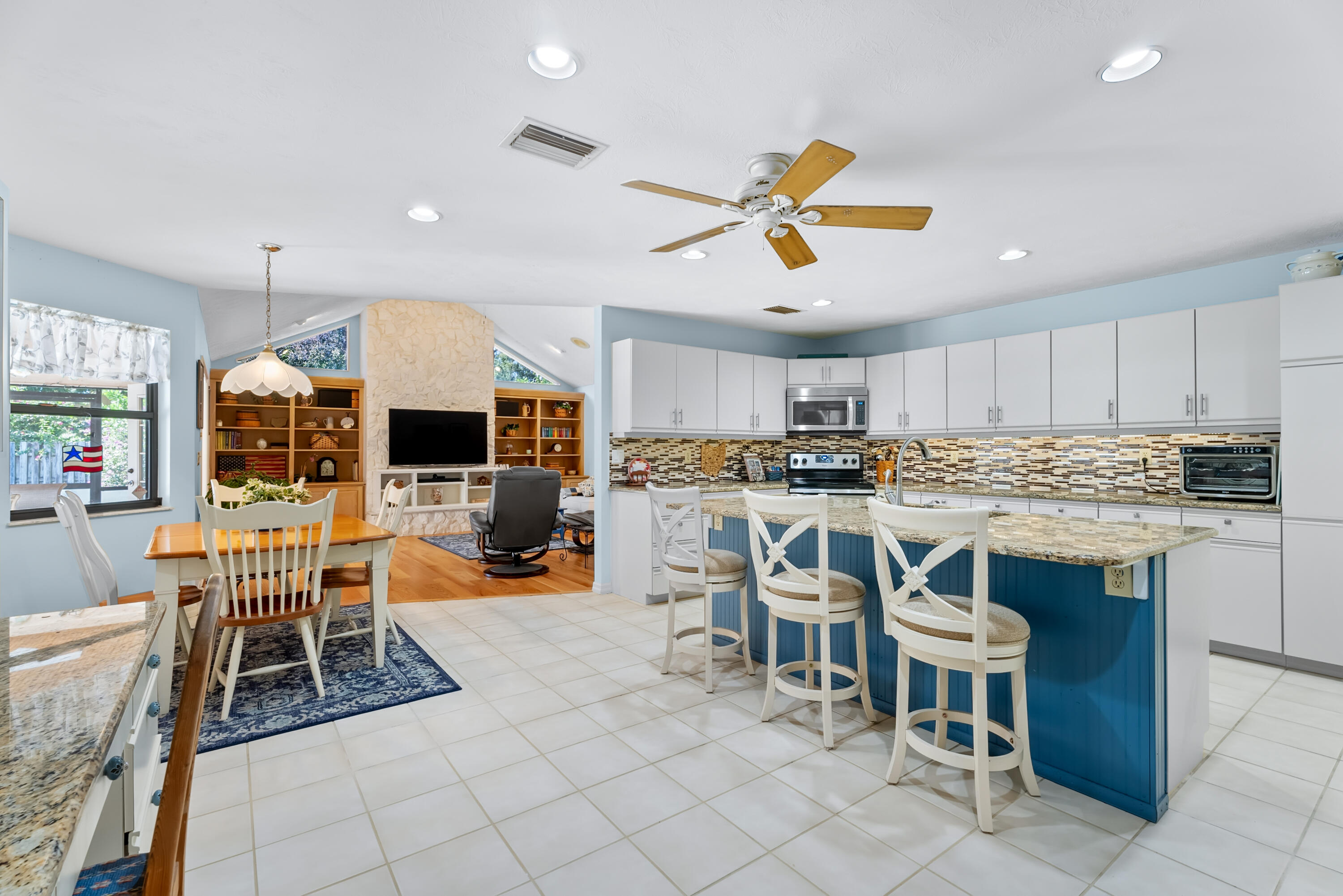 3266 NE Kapok Court