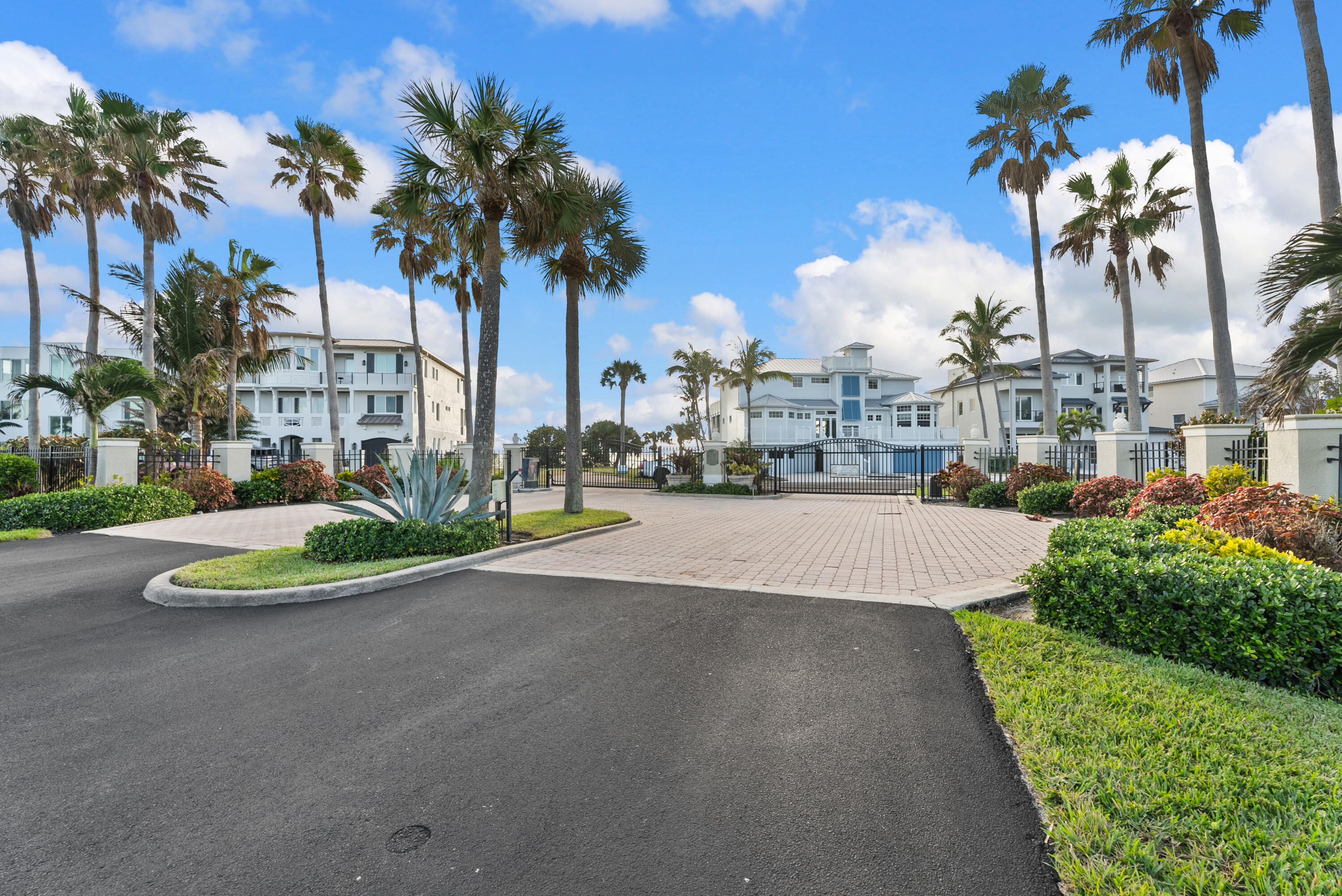 7671 Pelican Pointe Drive