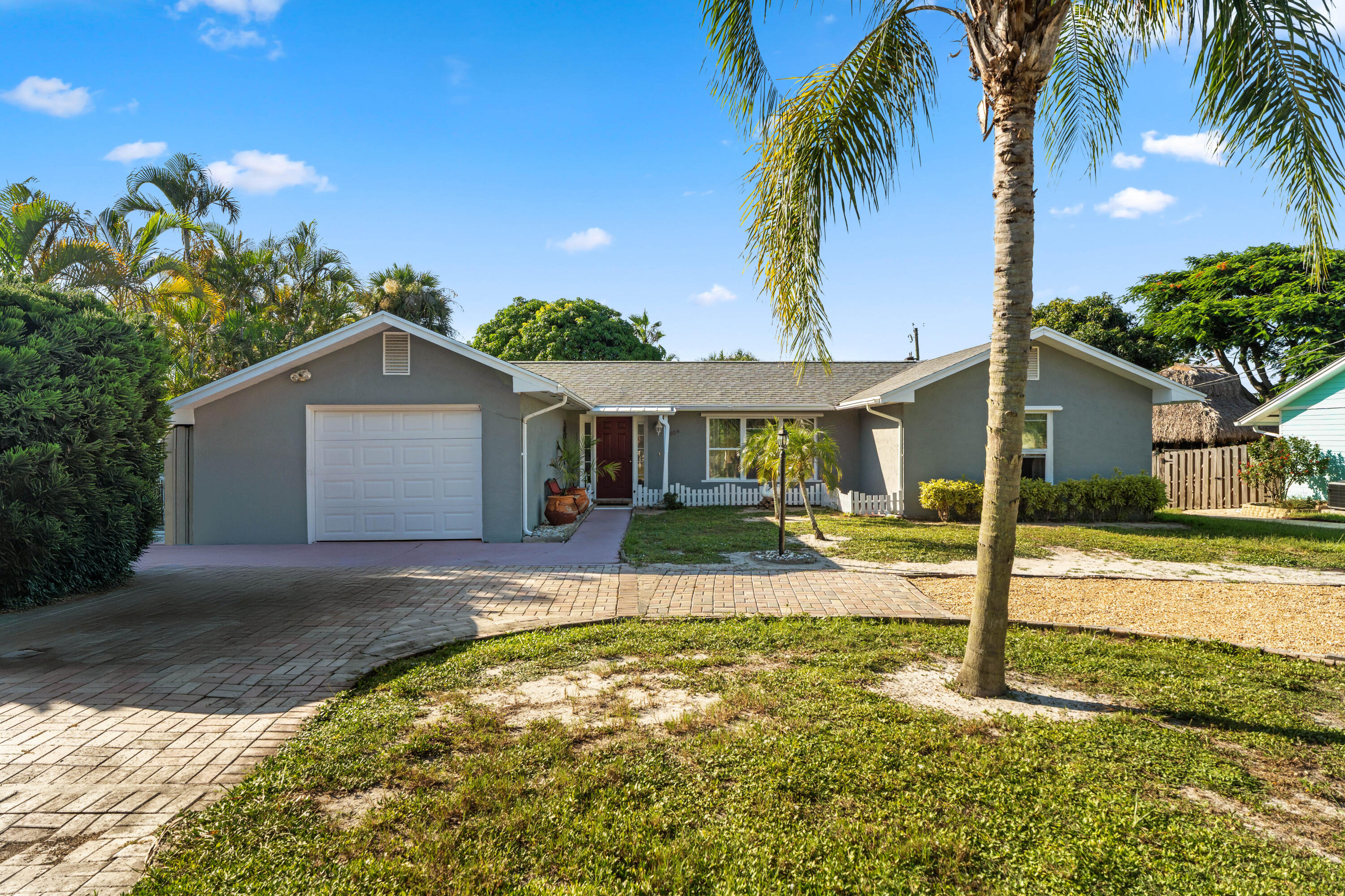 4805 SE Manatee Terrace