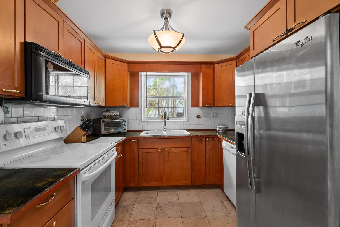 4805 SE Manatee Terrace