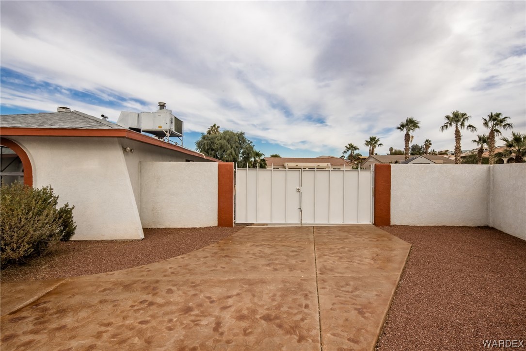 2023 E Mountain View Plaza
