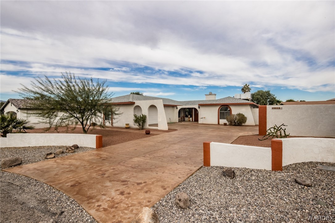 2023 E Mountain View Plaza