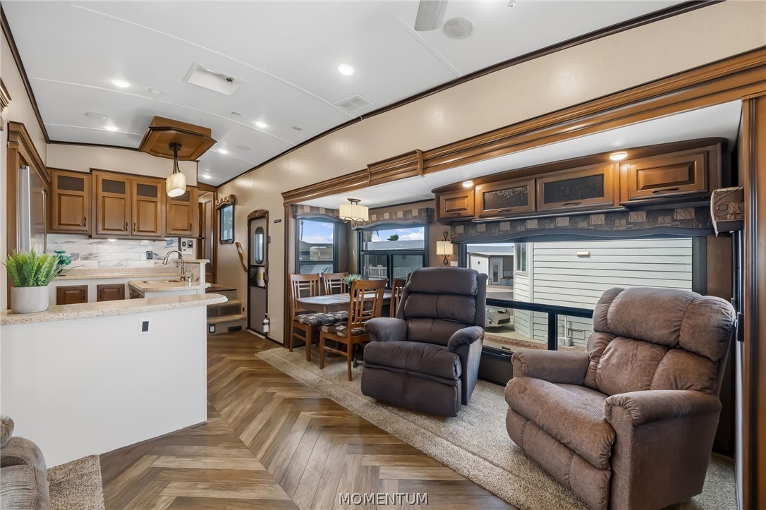 2000 Ramar Road 401