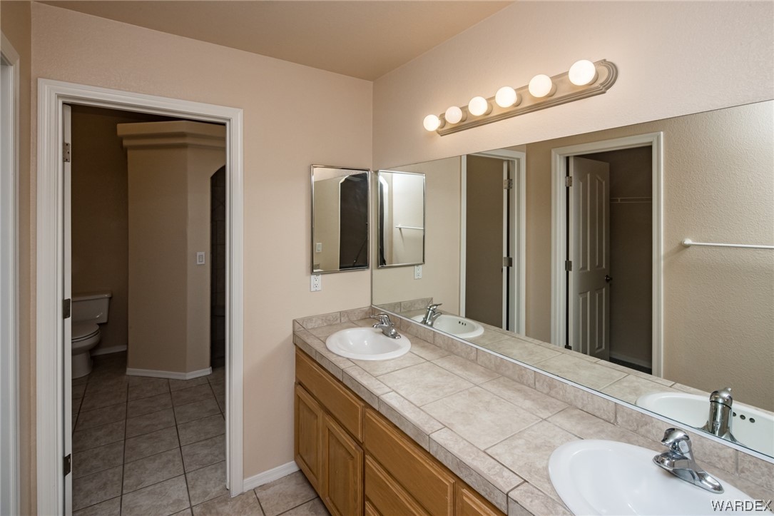 5753 Desert Lakes Drive