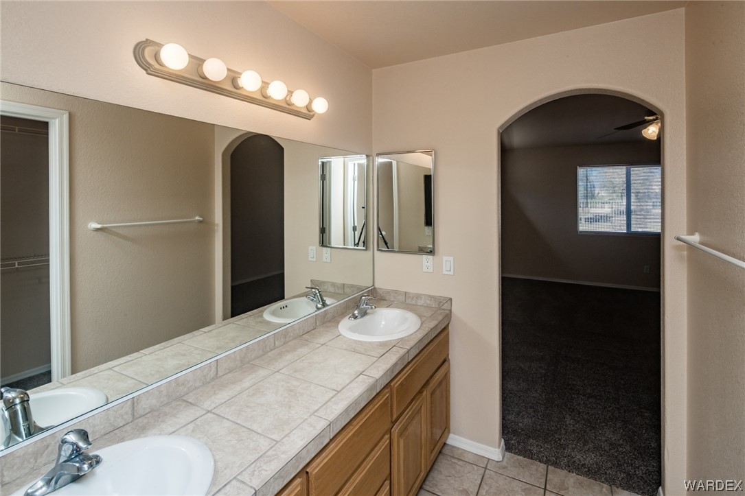 5753 Desert Lakes Drive