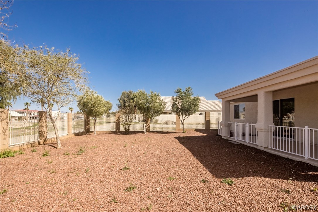 5753 Desert Lakes Drive