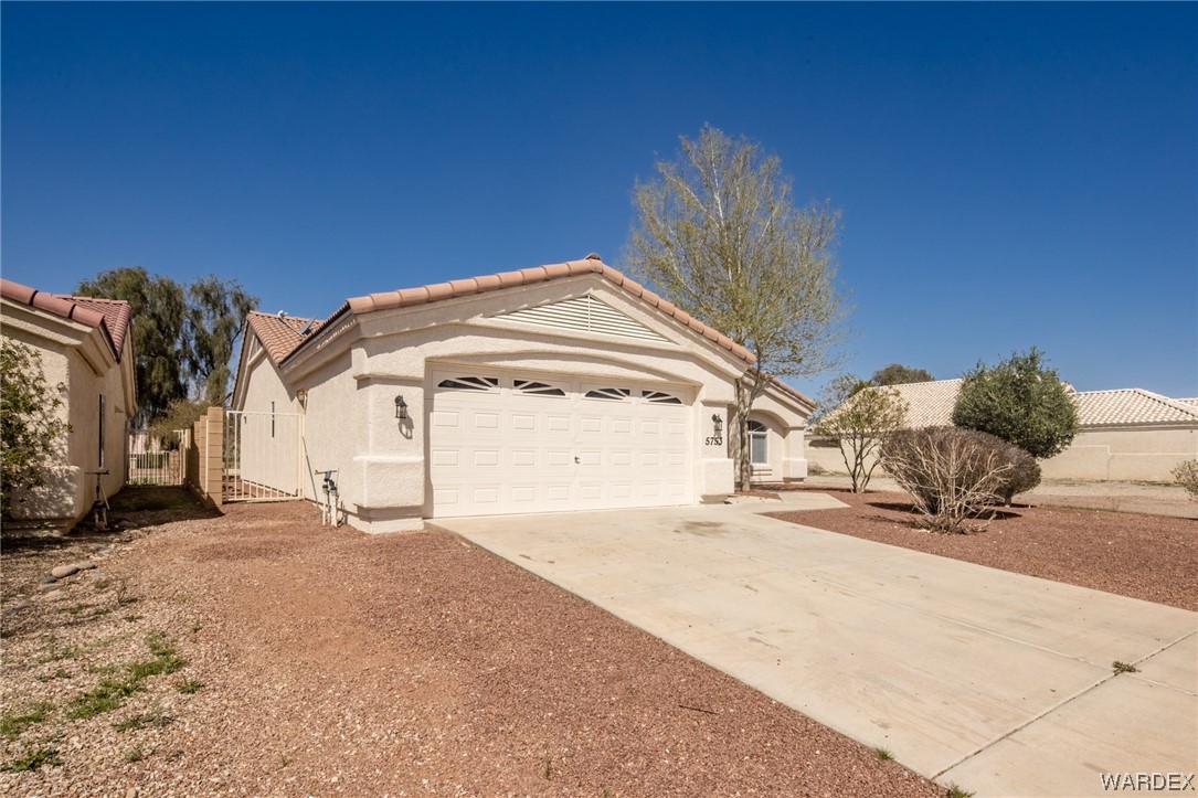 5753 Desert Lakes Drive